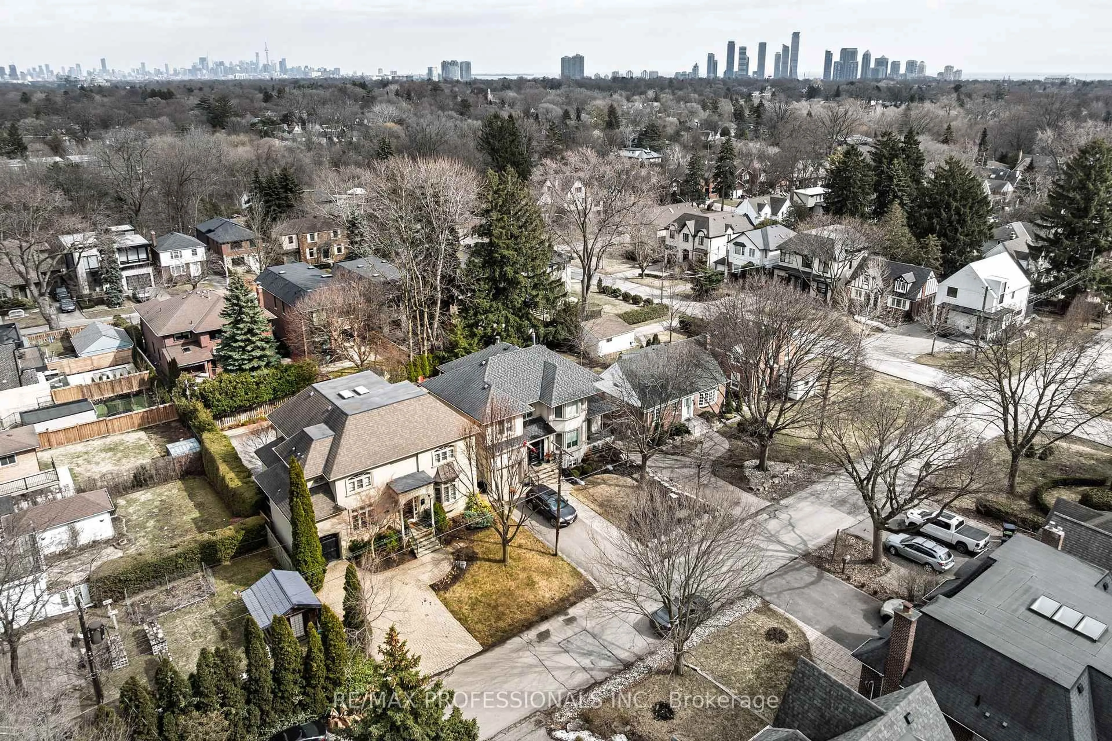 A pic from outside/outdoor area/front of a property/back of a property/a pic from drone, city buildings view from balcony for 31 Gardenvale Rd, Toronto Ontario M8Z 4C2