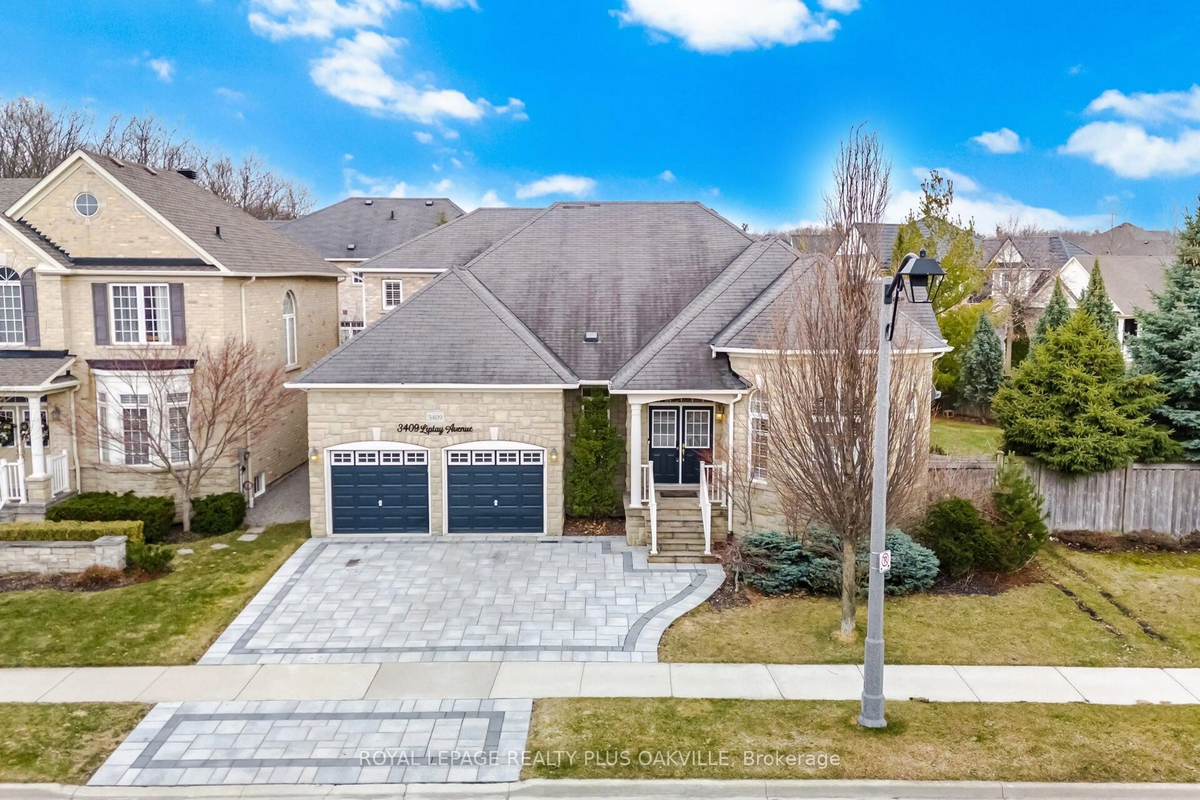 A pic from outside/outdoor area/front of a property/back of a property/a pic from drone, street for 3409 Liptay Ave, Oakville Ontario L6M 0M8