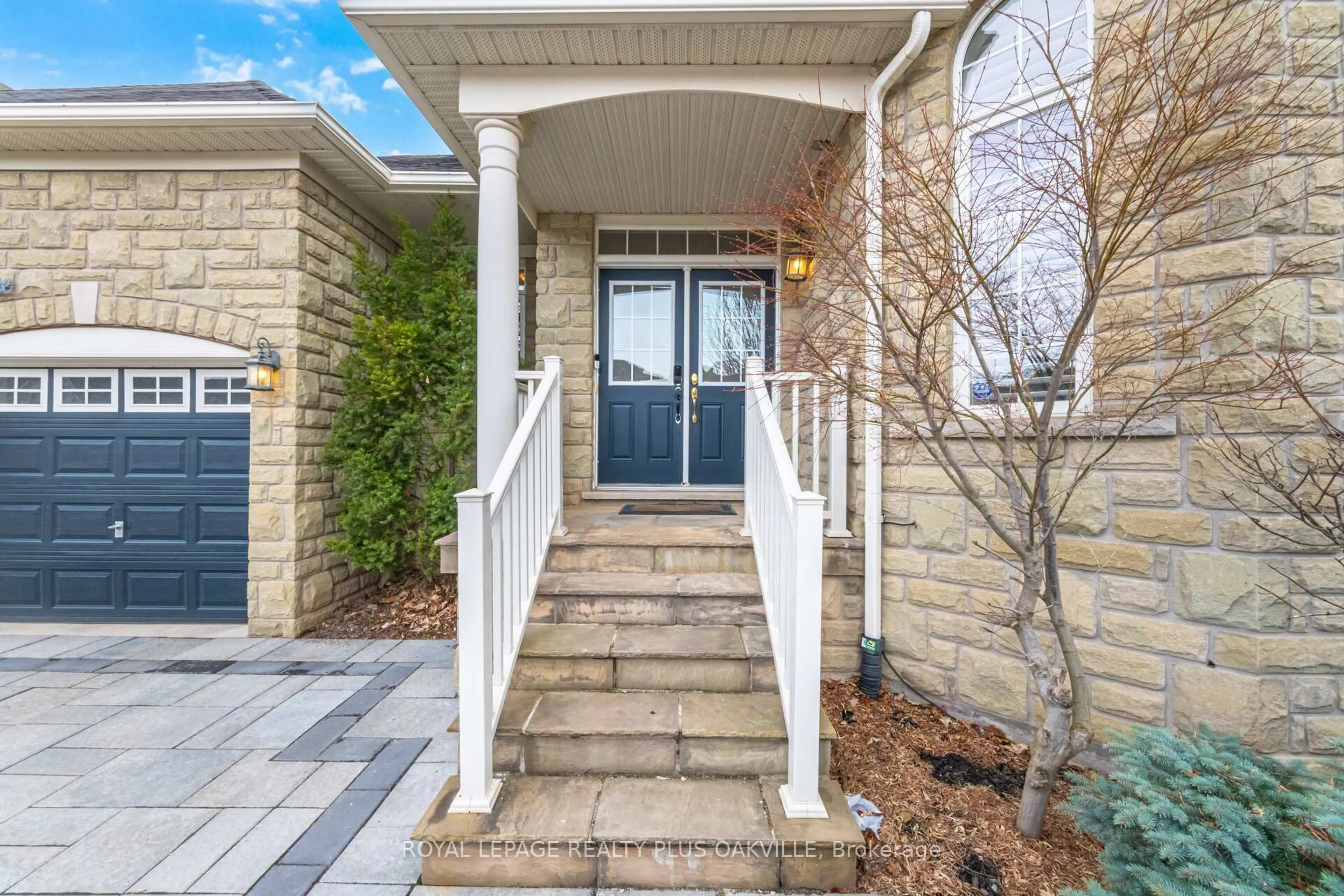 Indoor entryway for 3409 Liptay Ave, Oakville Ontario L6M 0M8