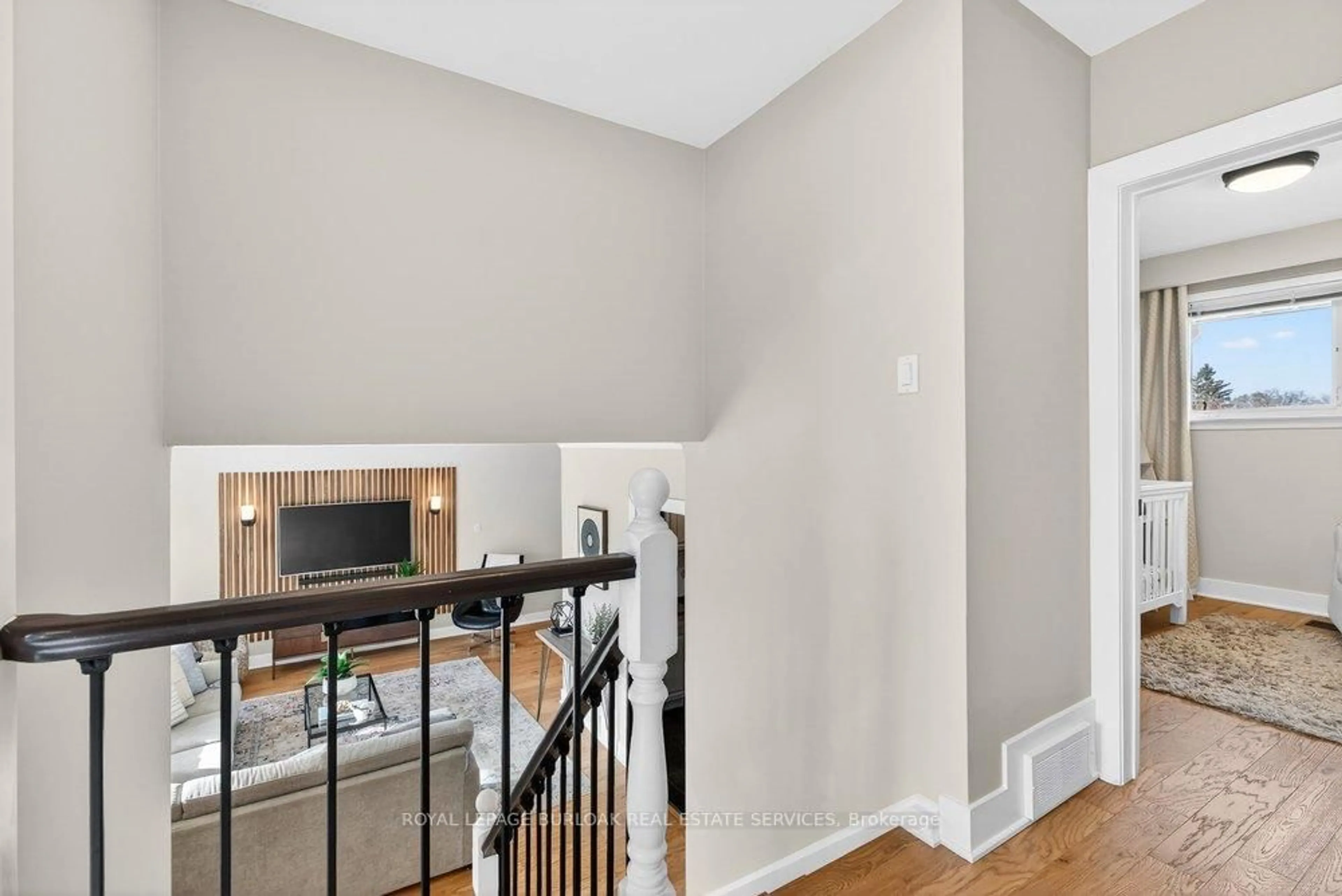 Indoor foyer for 1525 Holburne Rd, Mississauga Ontario L5E 2L7