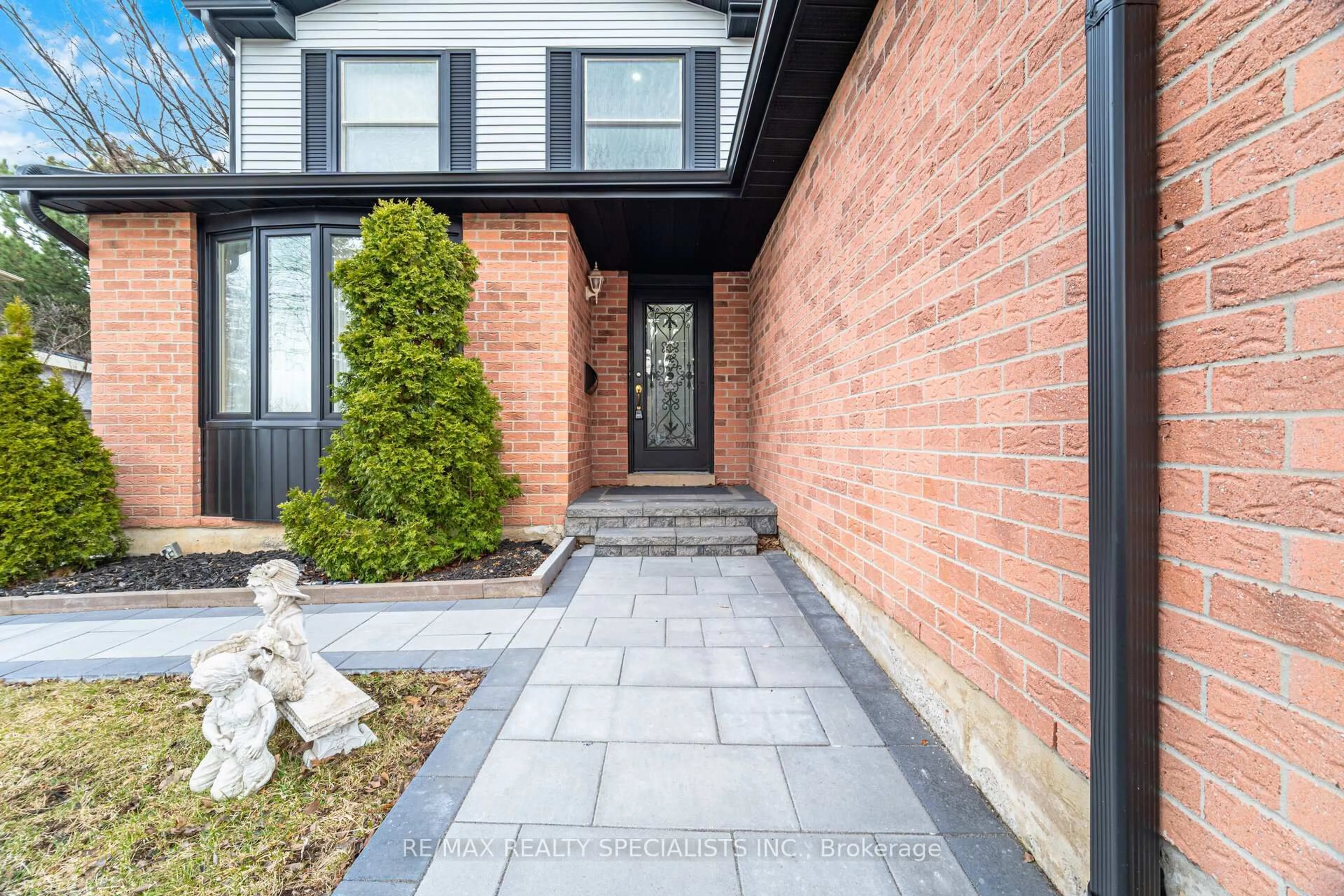 Home with brick exterior material, street for 6101 Edenwood Dr, Mississauga Ontario L5N 2Y6