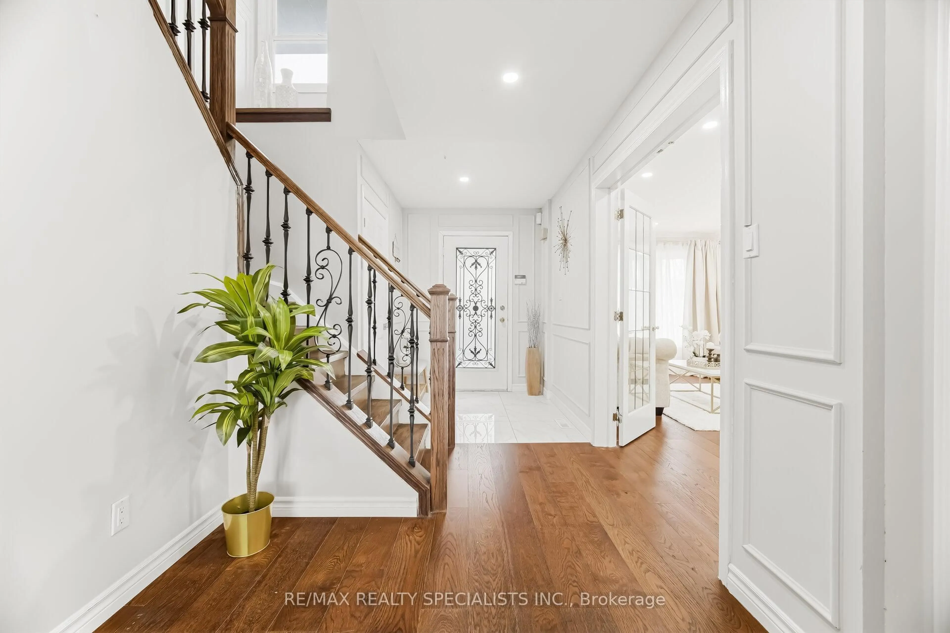 Indoor entryway for 6101 Edenwood Dr, Mississauga Ontario L5N 2Y6