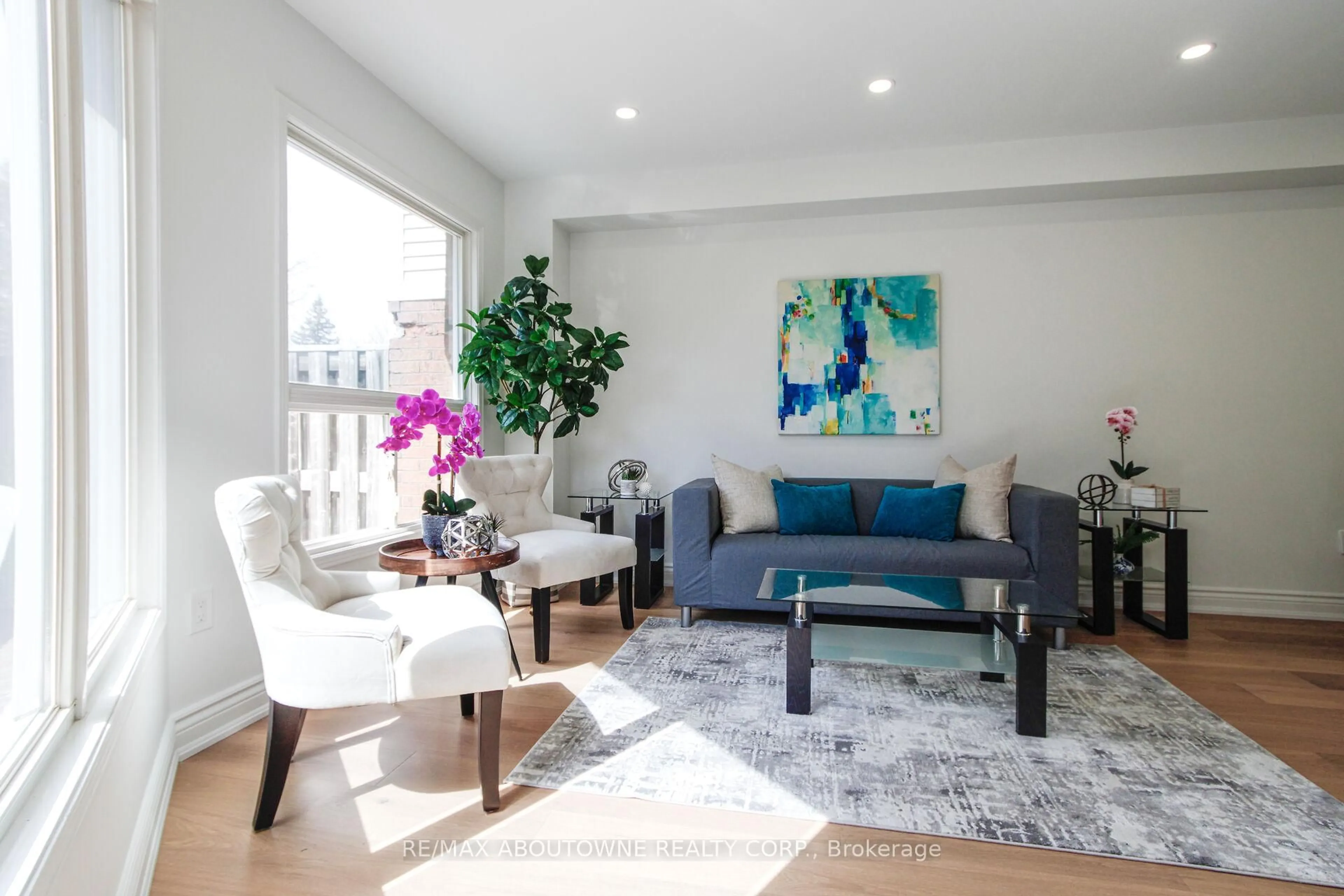 Living room with furniture, wood/laminate floor for 1114 Lindsay Dr, Oakville Ontario L6M 3B4