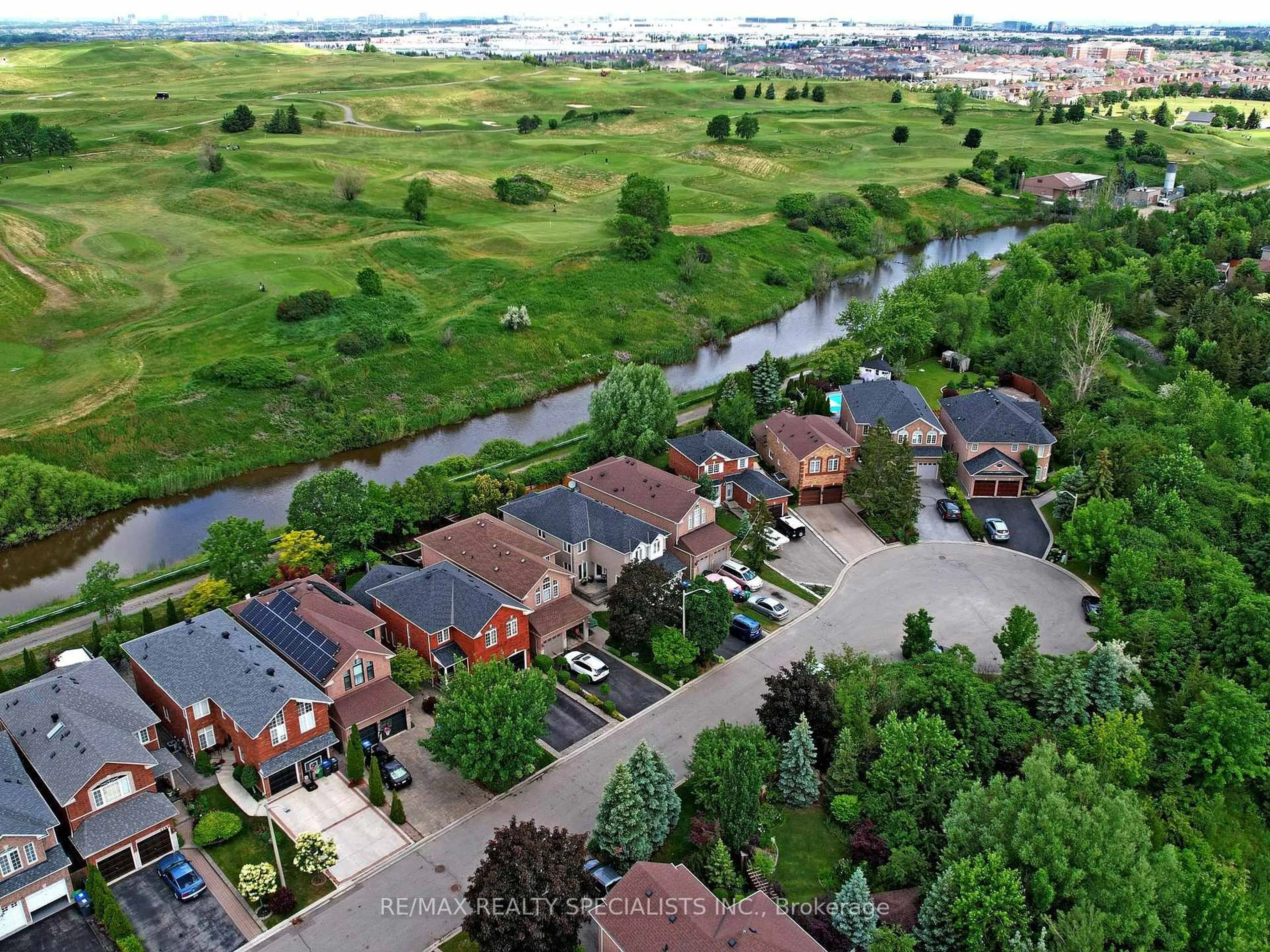 A pic from outside/outdoor area/front of a property/back of a property/a pic from drone, unknown for 1169 Barnswallow Crt, Mississauga Ontario L5V 2J6