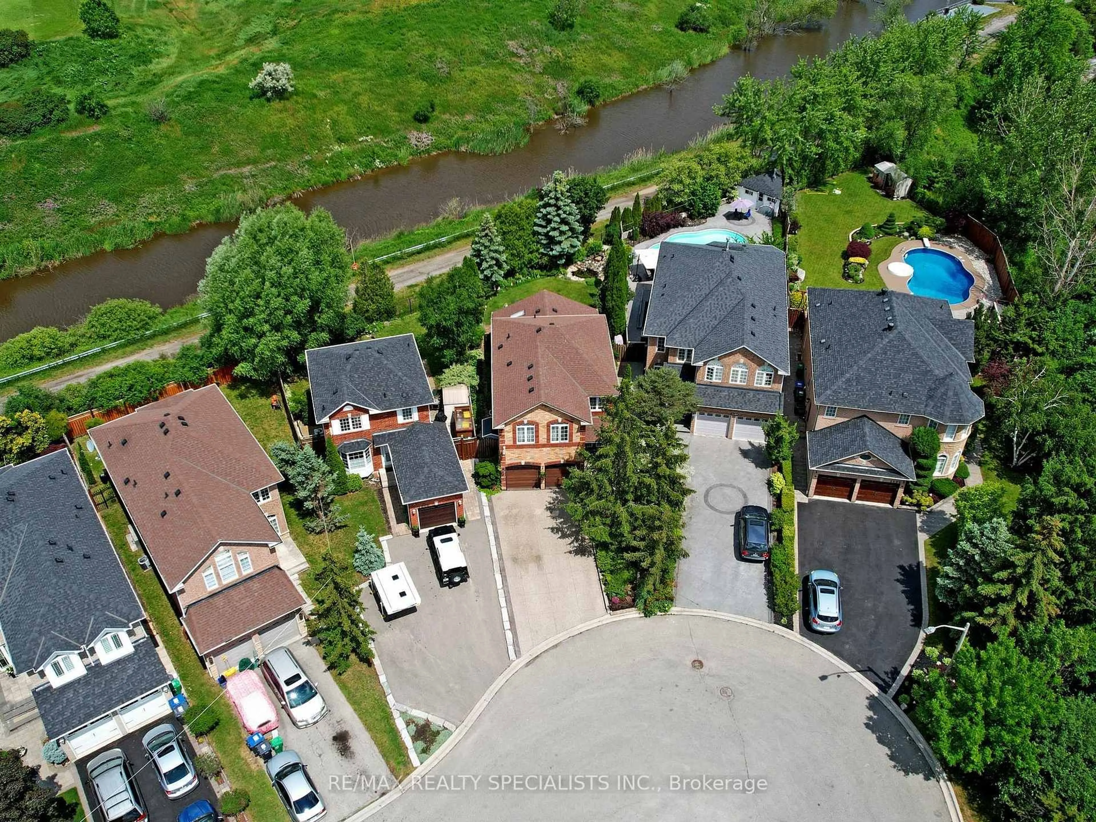 A pic from outside/outdoor area/front of a property/back of a property/a pic from drone, water/lake/river/ocean view for 1169 Barnswallow Crt, Mississauga Ontario L5V 2J6
