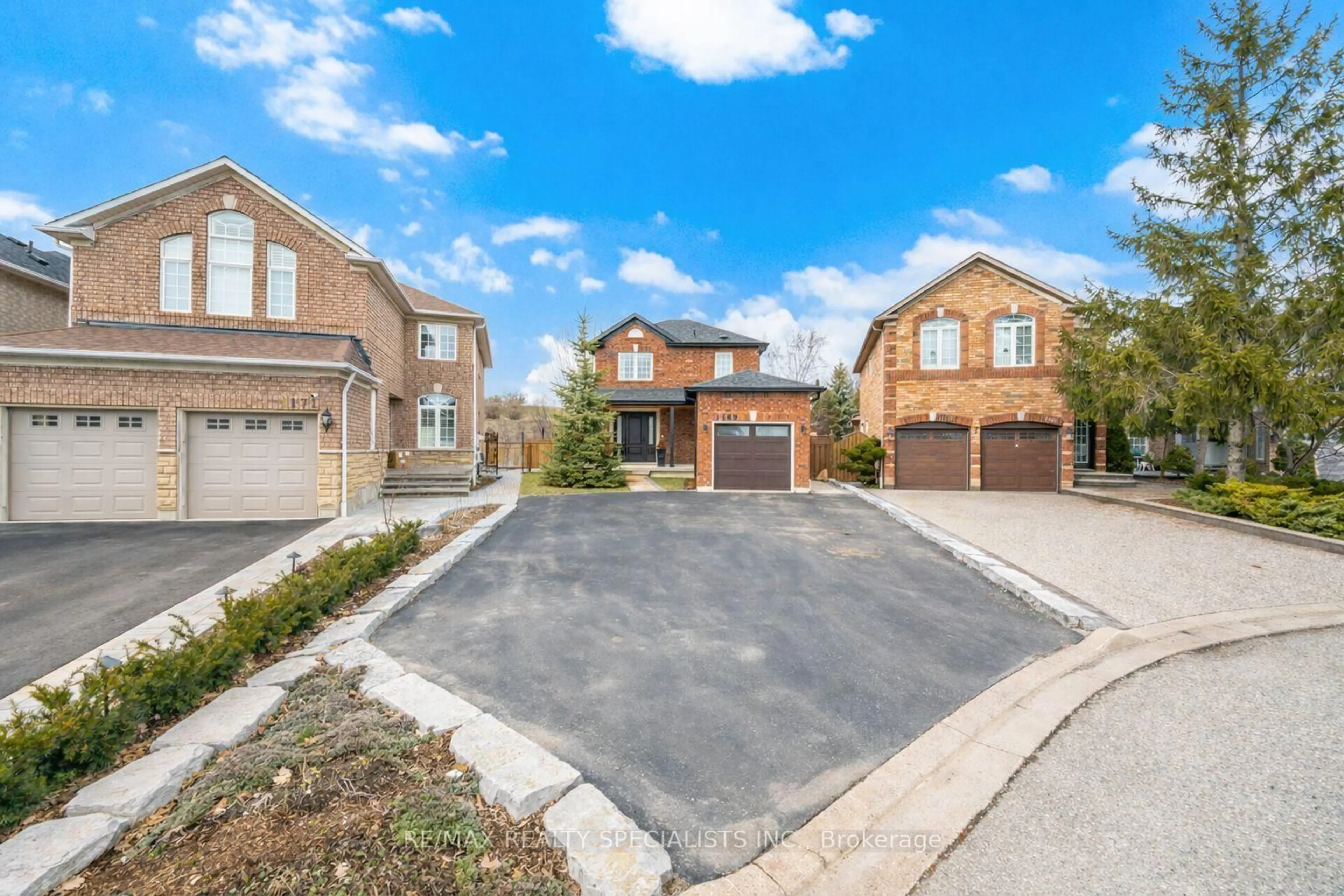 A pic from outside/outdoor area/front of a property/back of a property/a pic from drone, street for 1169 Barnswallow Crt, Mississauga Ontario L5V 2J6