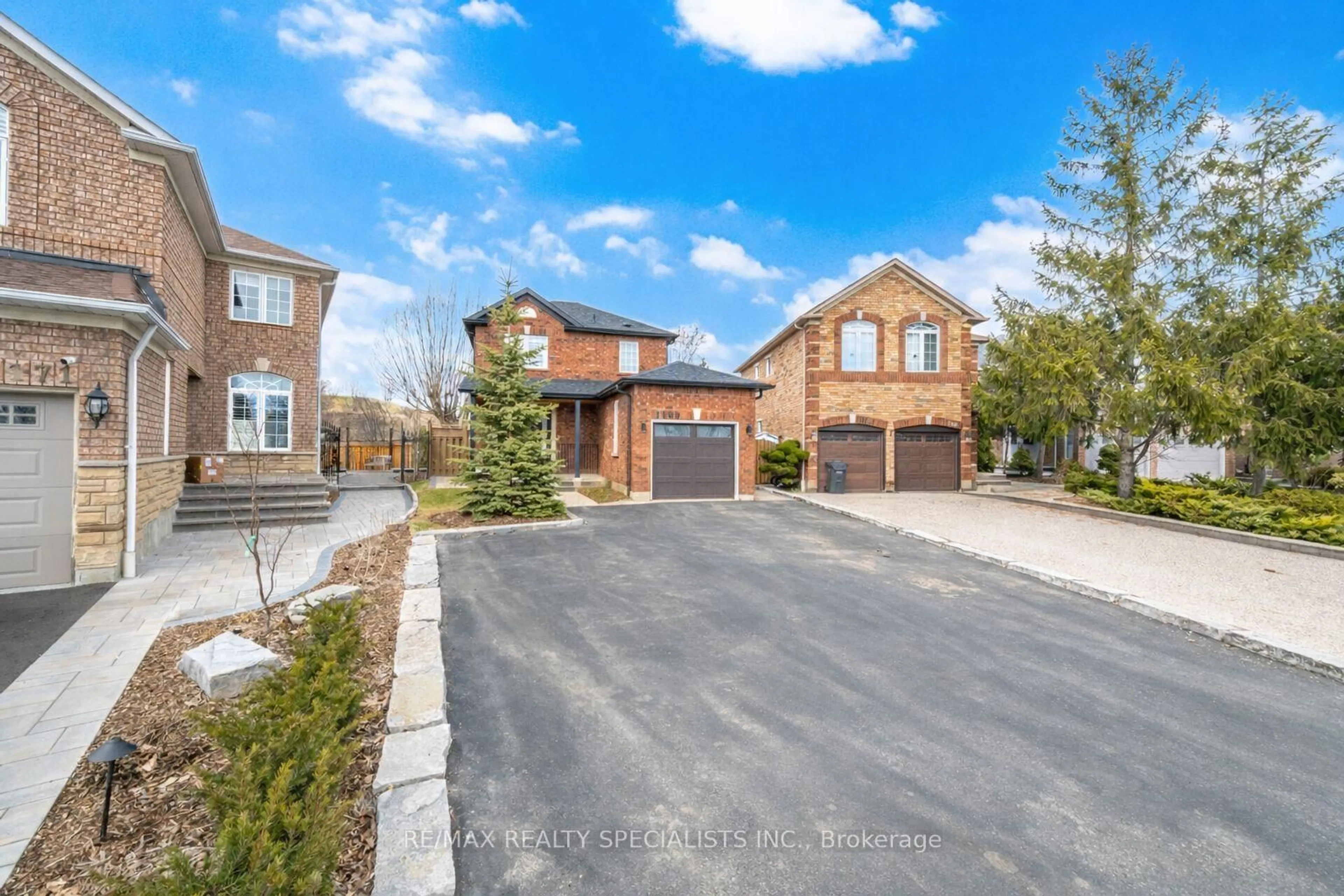 A pic from outside/outdoor area/front of a property/back of a property/a pic from drone, street for 1169 Barnswallow Crt, Mississauga Ontario L5V 2J6