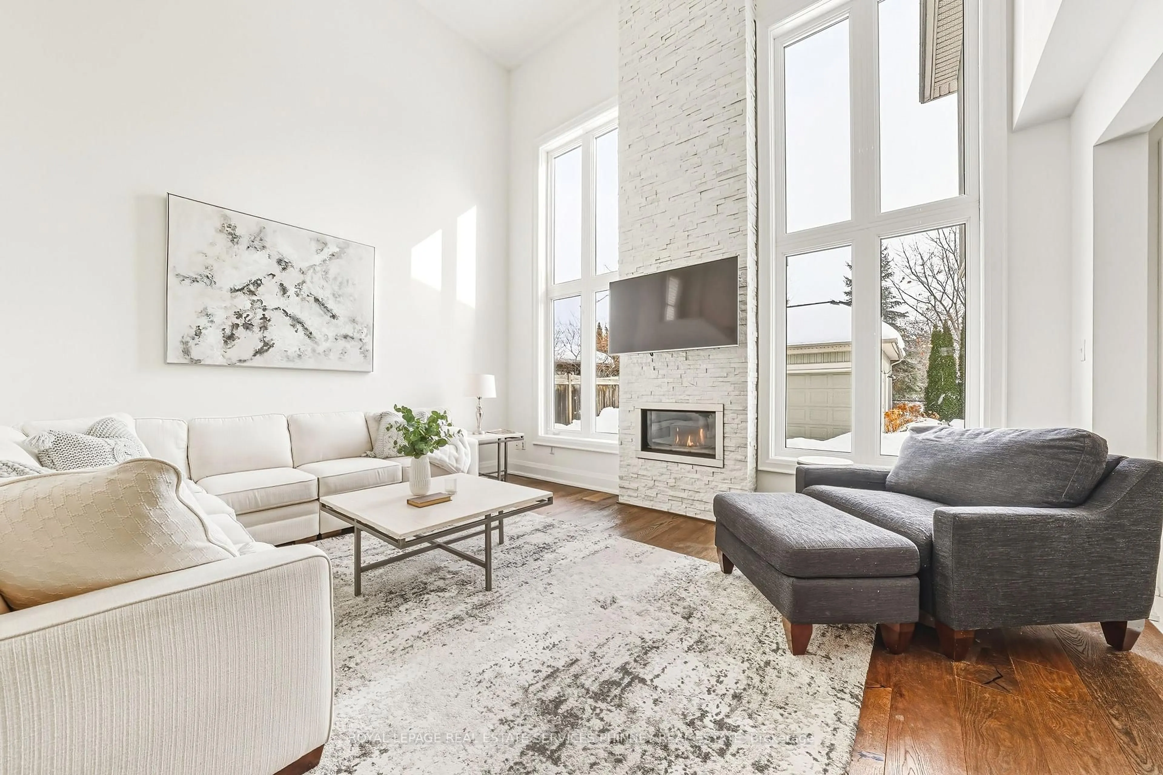 Living room with furniture, unknown for 958 Irish Moss Rd, Mississauga Ontario L5W 1W5