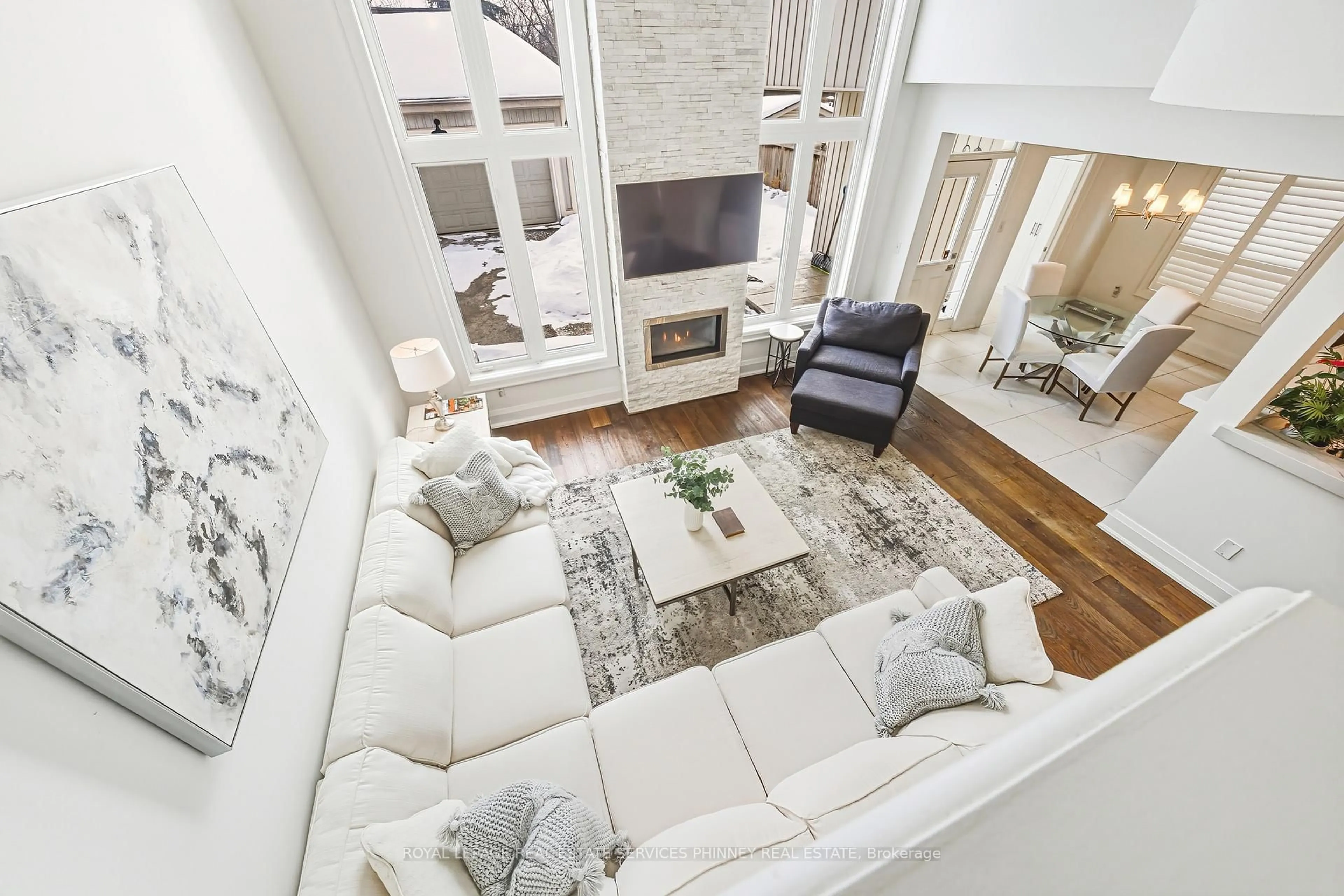 Living room with furniture, unknown for 958 Irish Moss Rd, Mississauga Ontario L5W 1W5