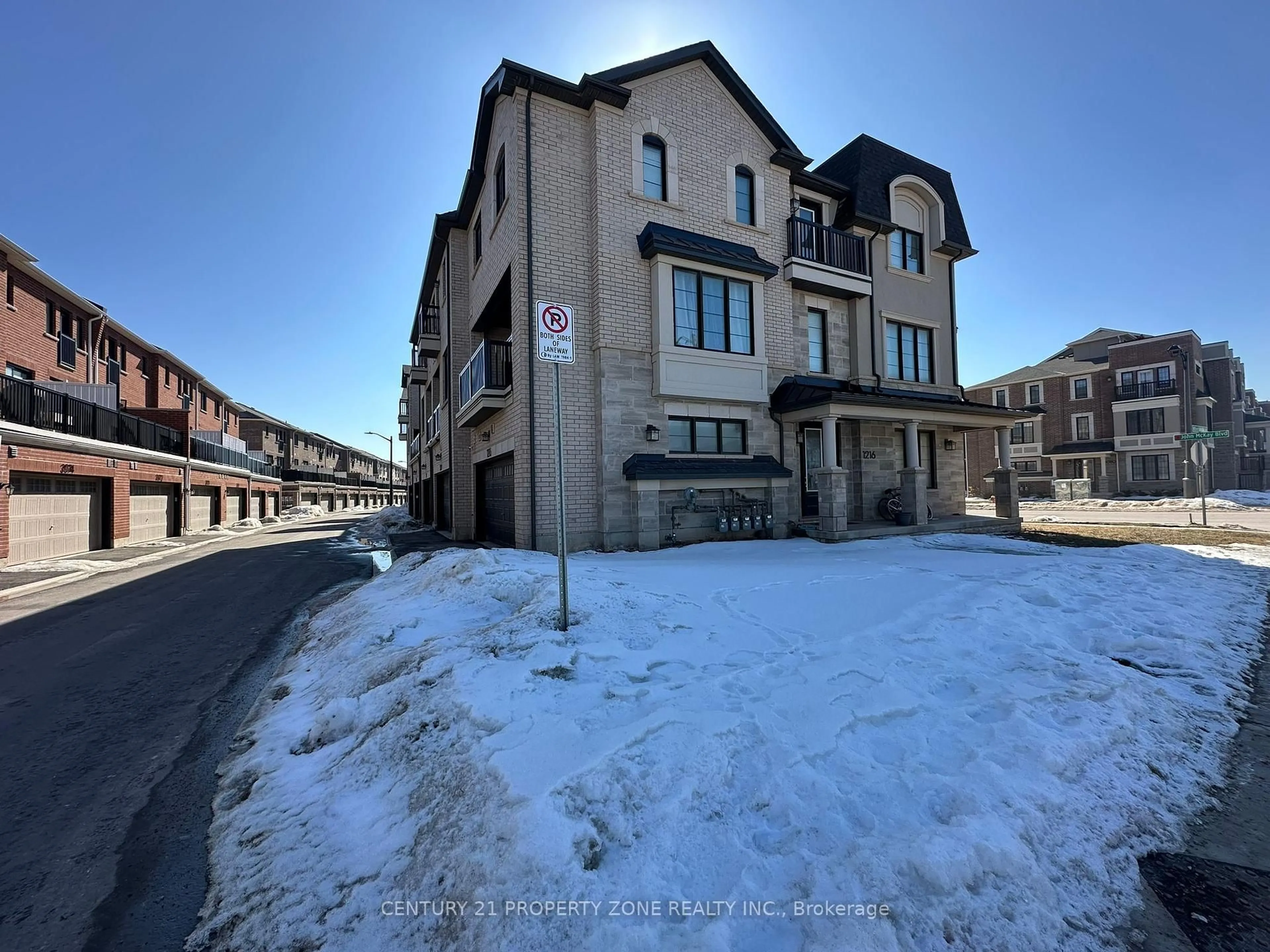 A pic from outside/outdoor area/front of a property/back of a property/a pic from drone, building for 1216 Wheat Boom Dr, Oakville Ontario L6H 7W4