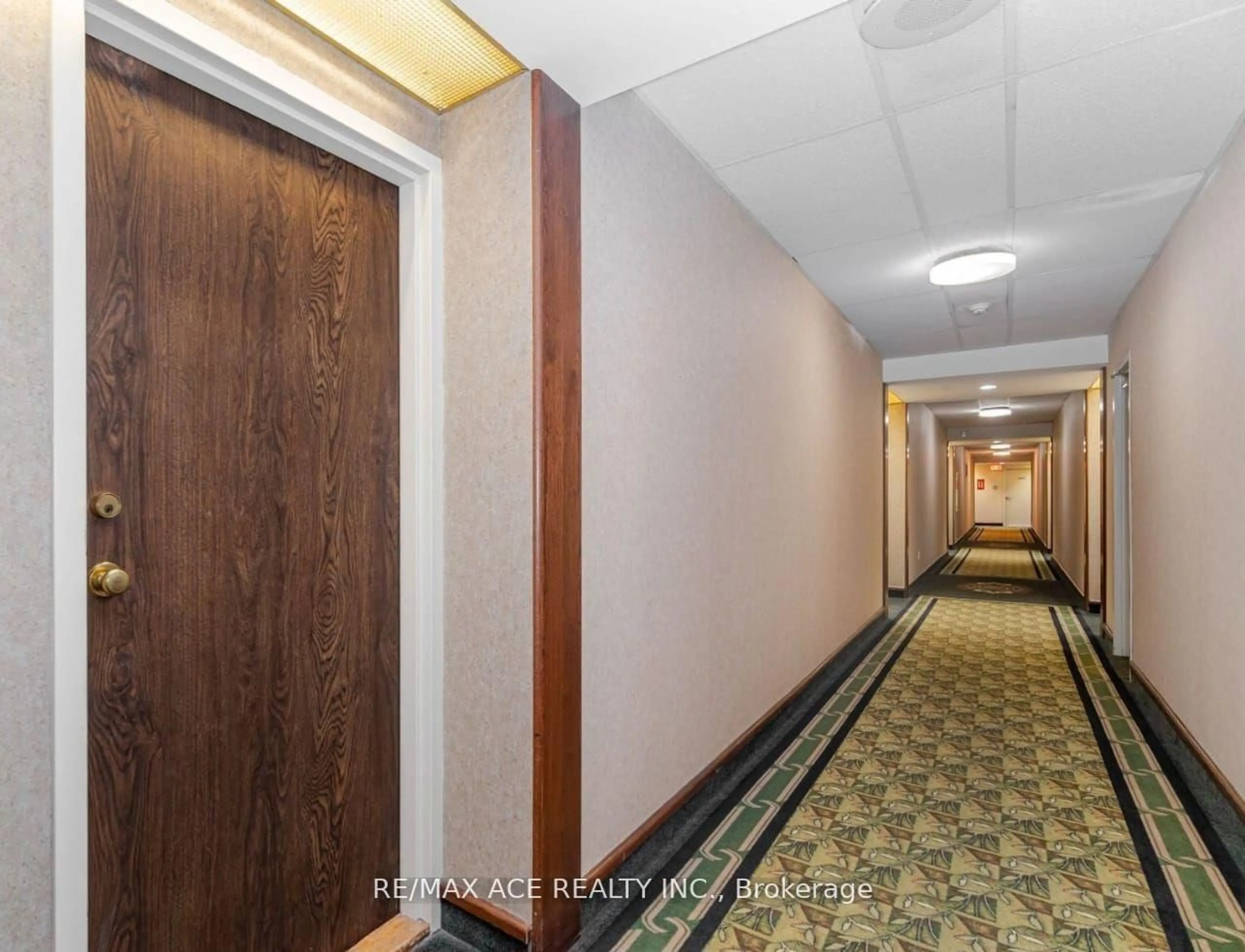 Indoor foyer for 26 Hanover Rd #1001, Brampton Ontario L6S 4T2