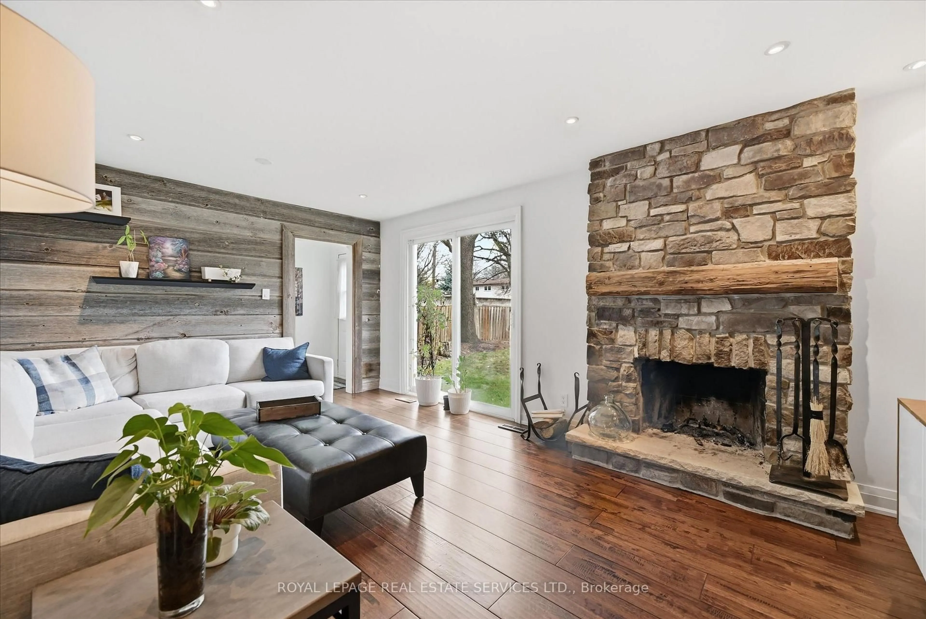 Living room with furniture, unknown for 2154 Hixon St, Oakville Ontario L6L 1T4