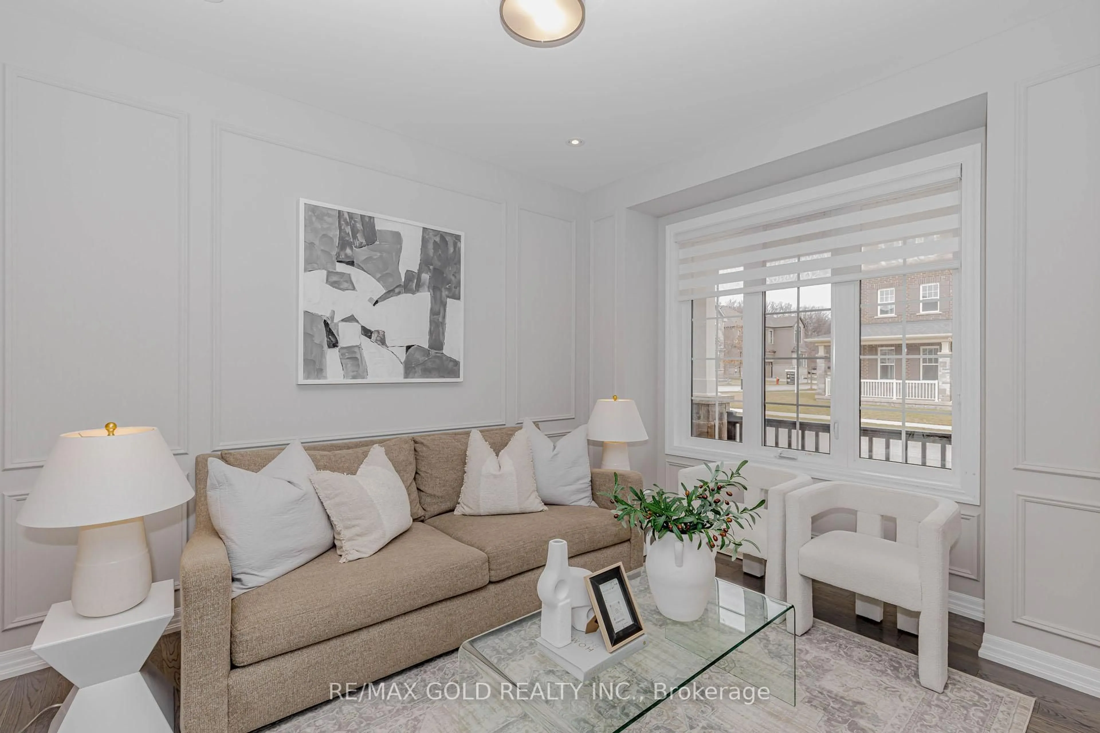 Living room with furniture, unknown for 3354 Vardon Way, Oakville Ontario L6M 1R5