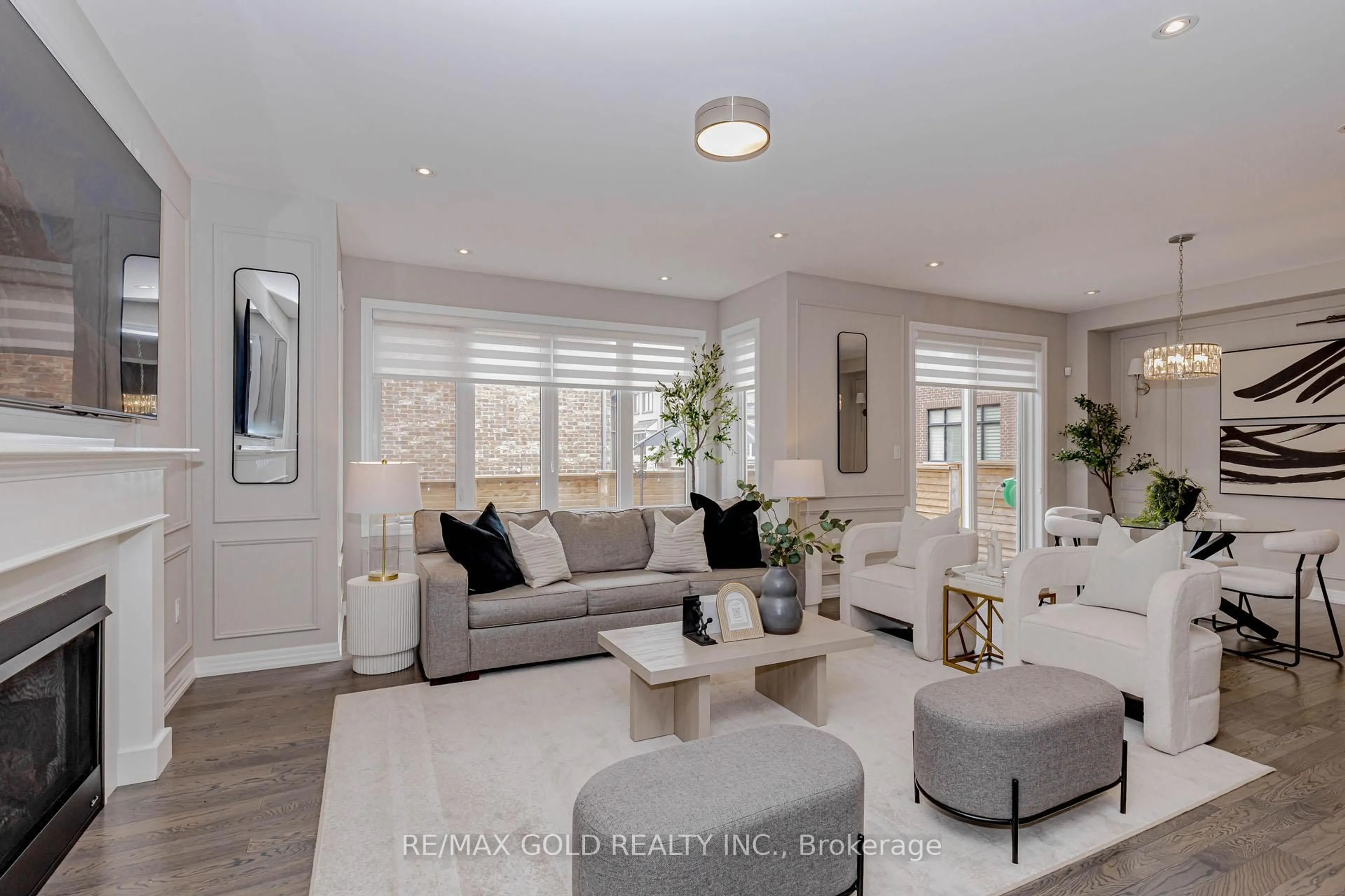 Living room with furniture, unknown for 3354 Vardon Way, Oakville Ontario L6M 1R5