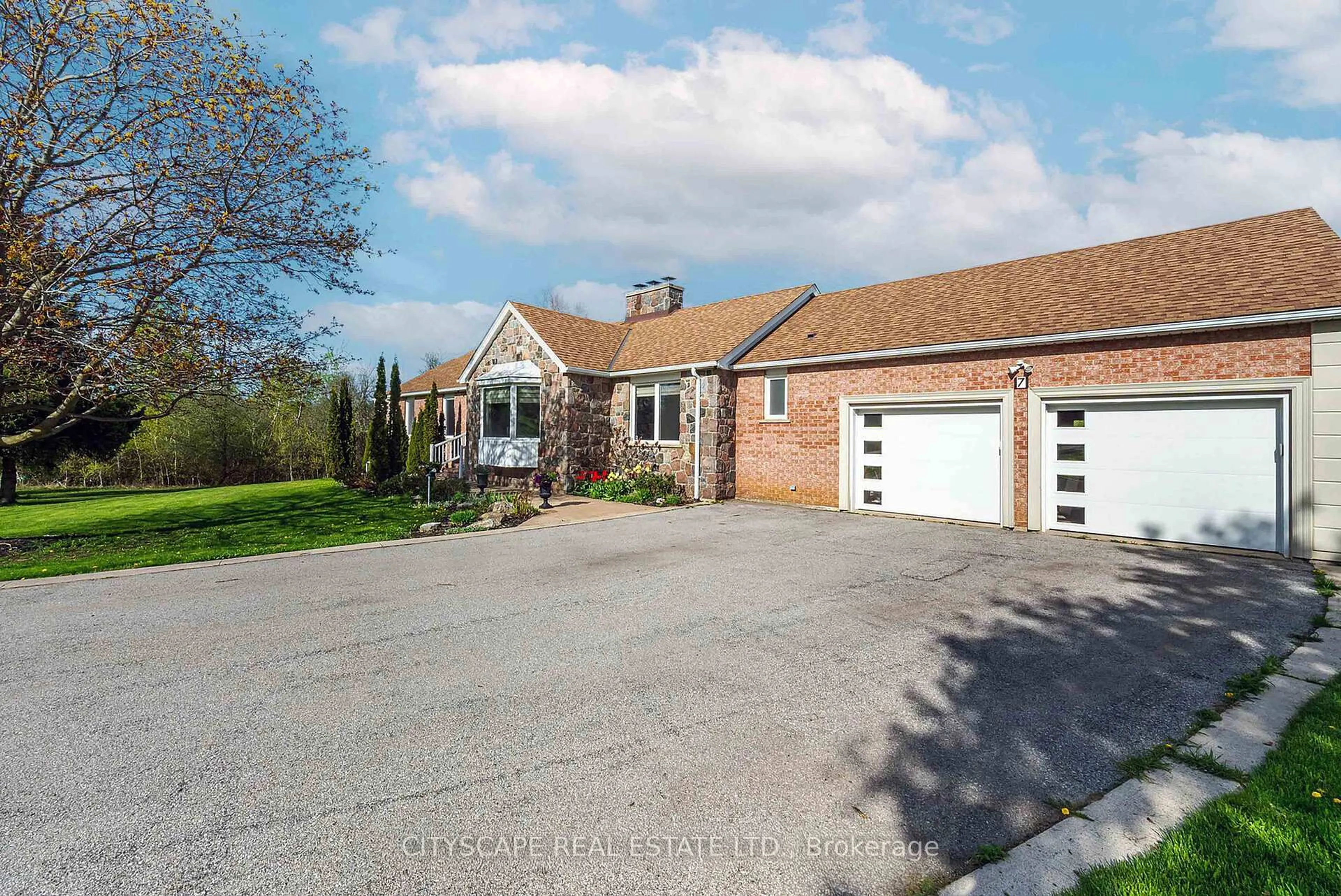 A pic from outside/outdoor area/front of a property/back of a property/a pic from drone, street for 7 McConachie Cres, Caledon Ontario L7K 0B9