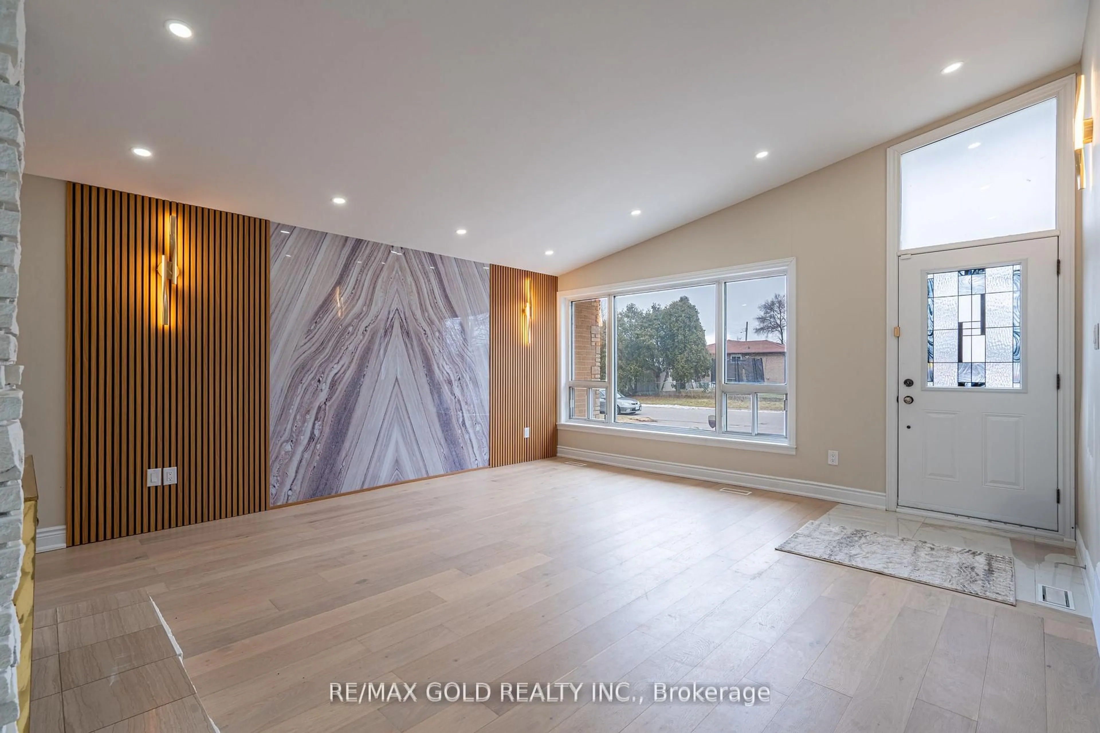 Indoor entryway for 15 Athlone Ave, Brampton Ontario L6T 2N5