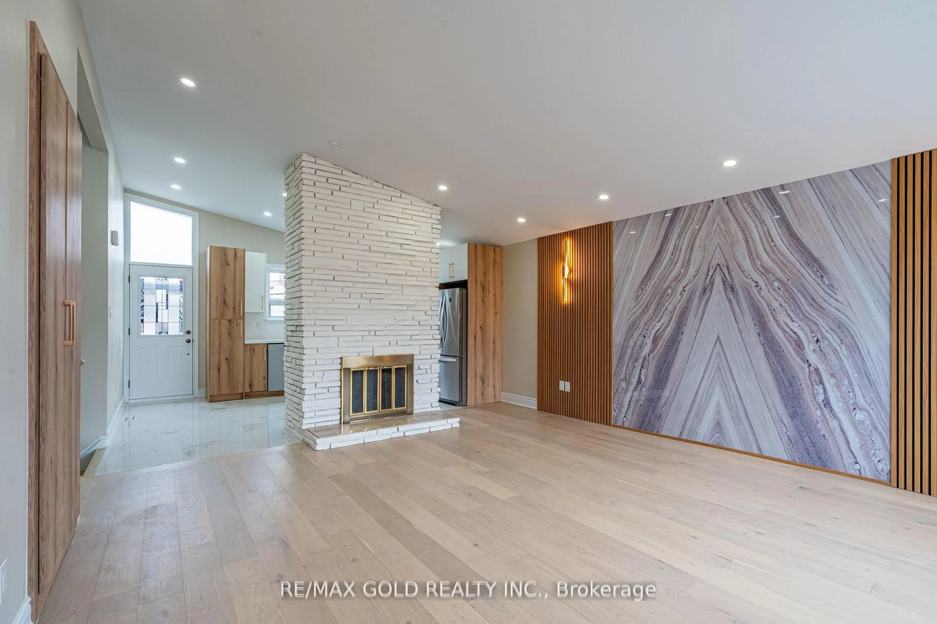 Indoor entryway for 15 Athlone Ave, Brampton Ontario L6T 2N5