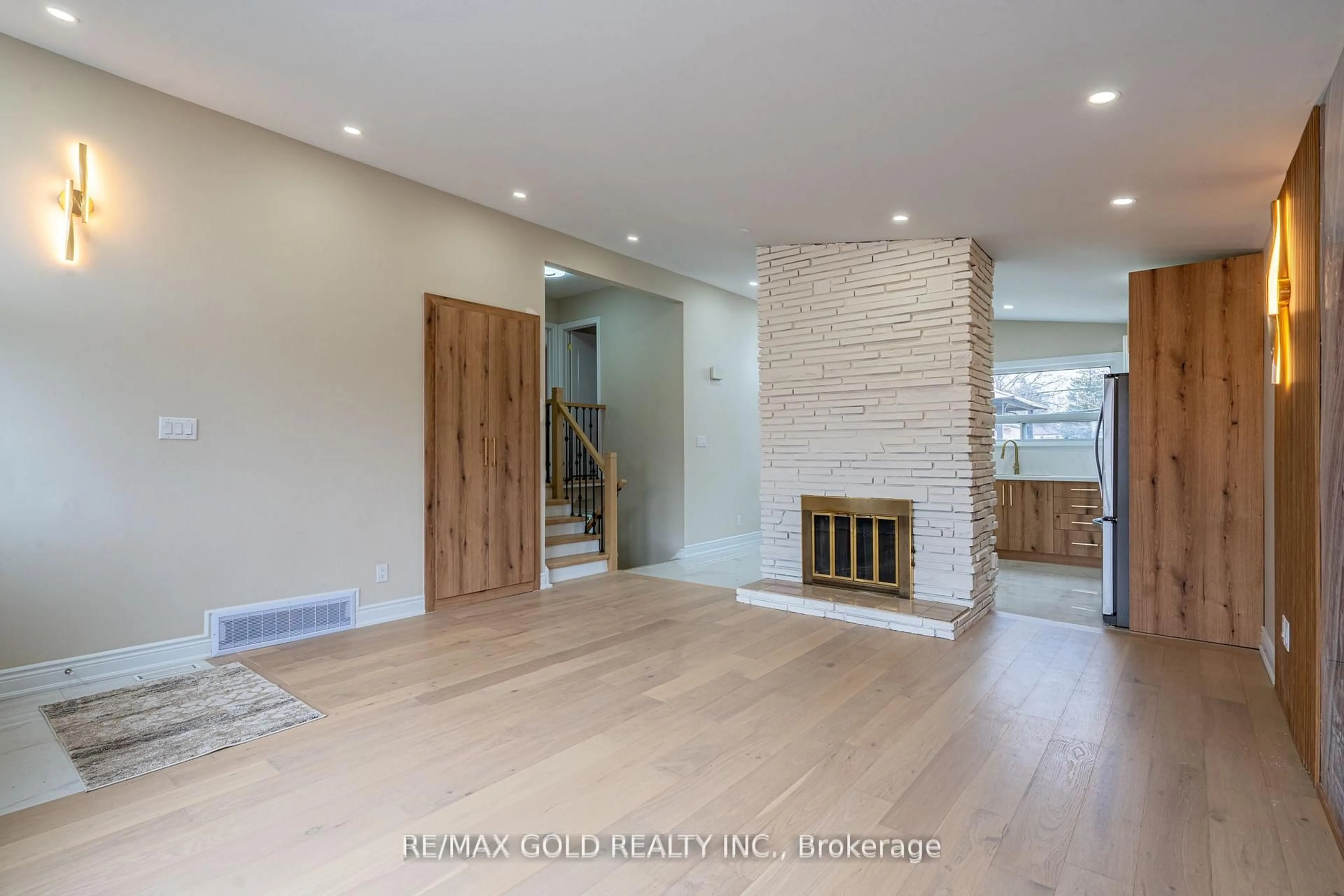 Indoor entryway for 15 Athlone Ave, Brampton Ontario L6T 2N5