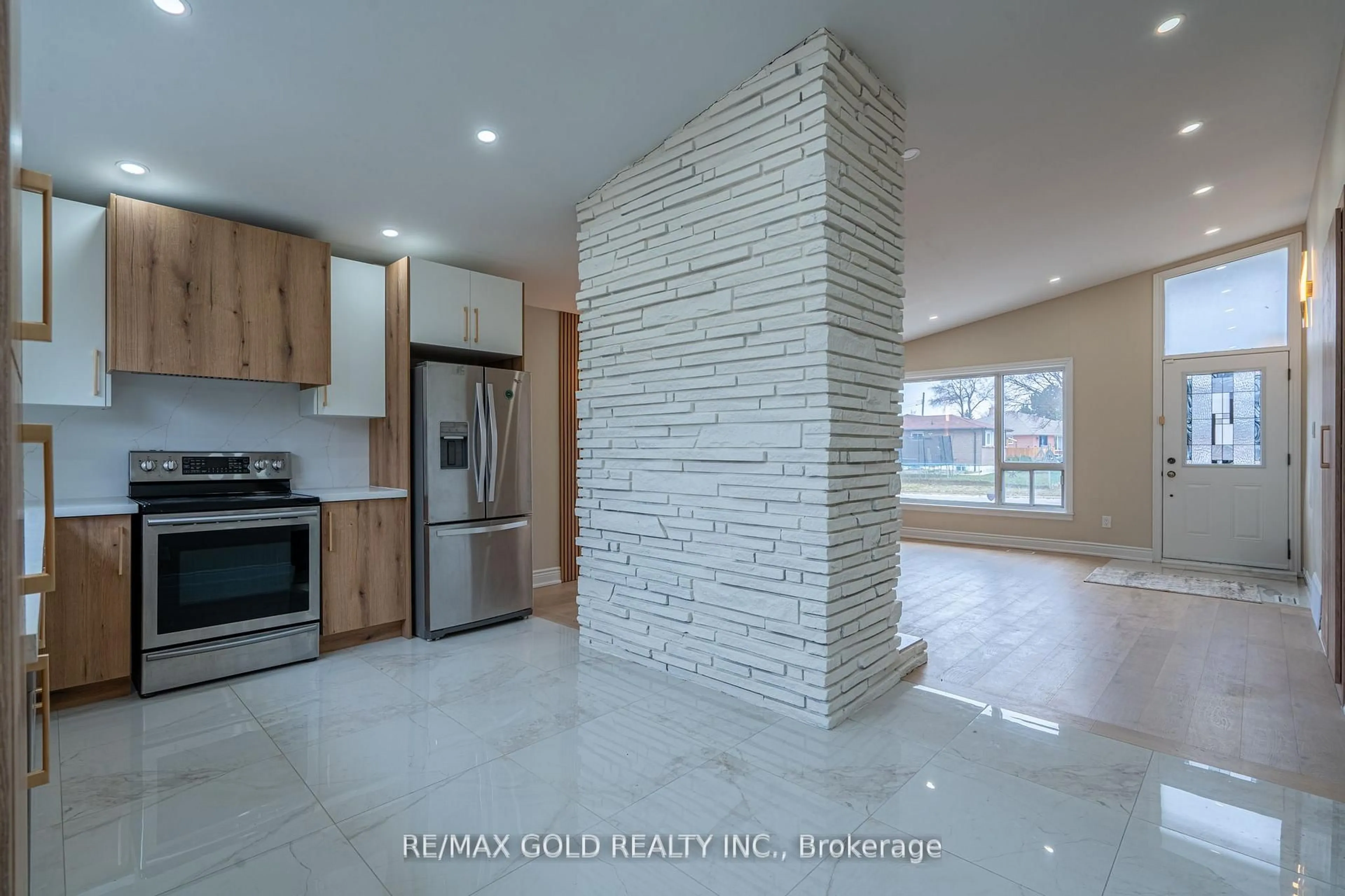 Open concept kitchen, ceramic/tile floor for 15 Athlone Ave, Brampton Ontario L6T 2N5