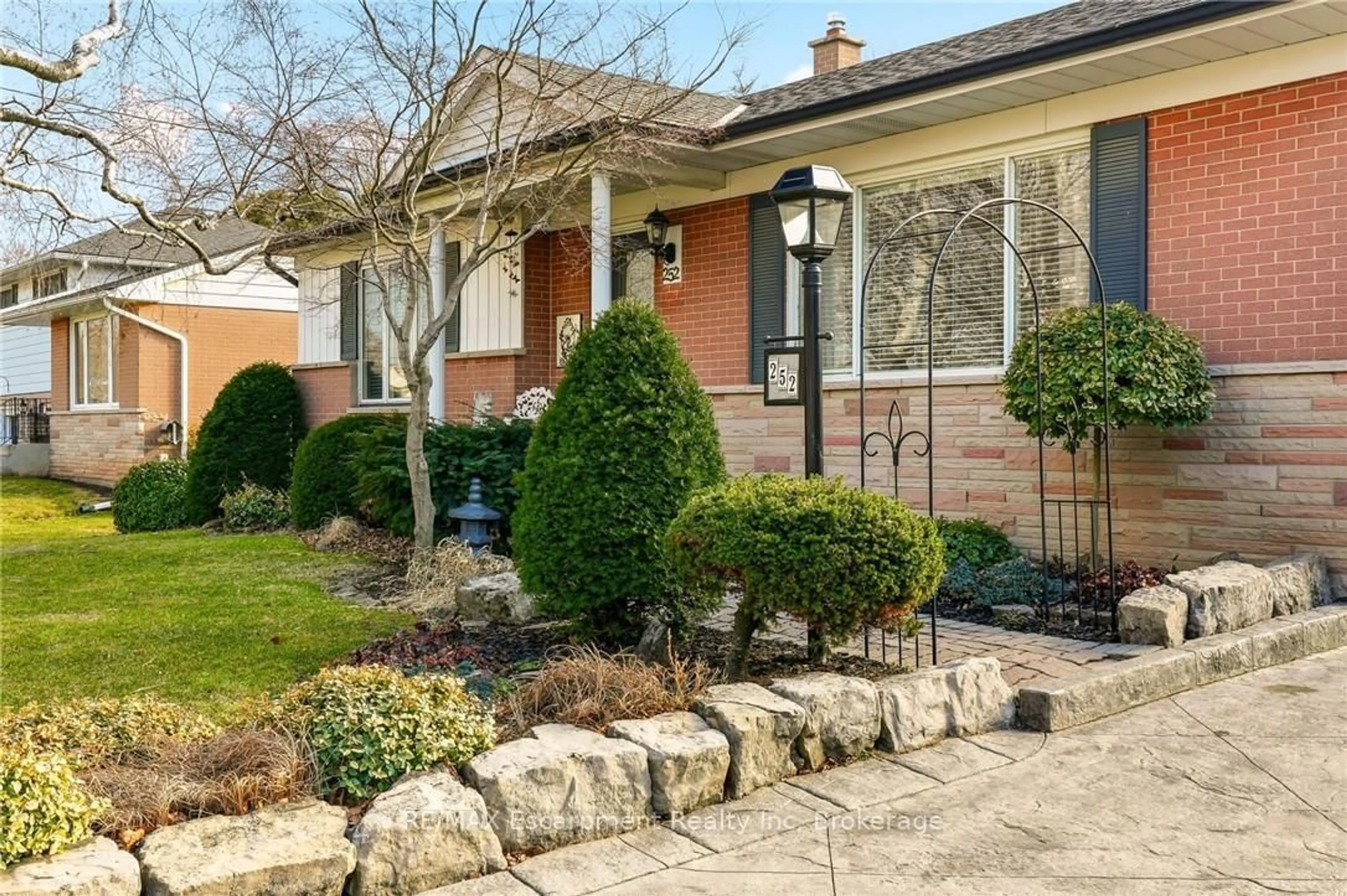 Home with brick exterior material, street for 252 Hammersmith Crt, Burlington Ontario L7L 4N7
