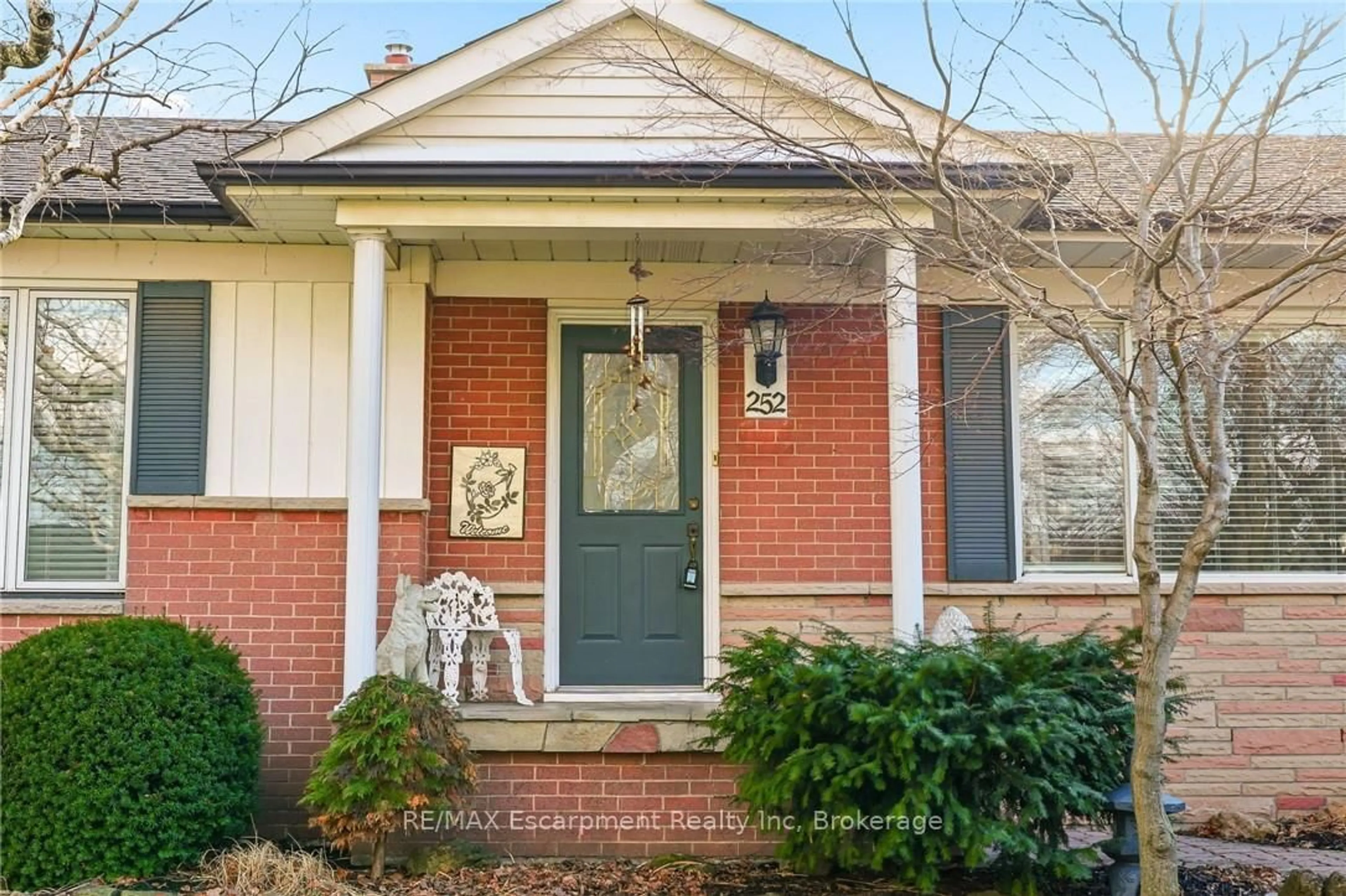 Home with brick exterior material, street for 252 Hammersmith Crt, Burlington Ontario L7L 4N7