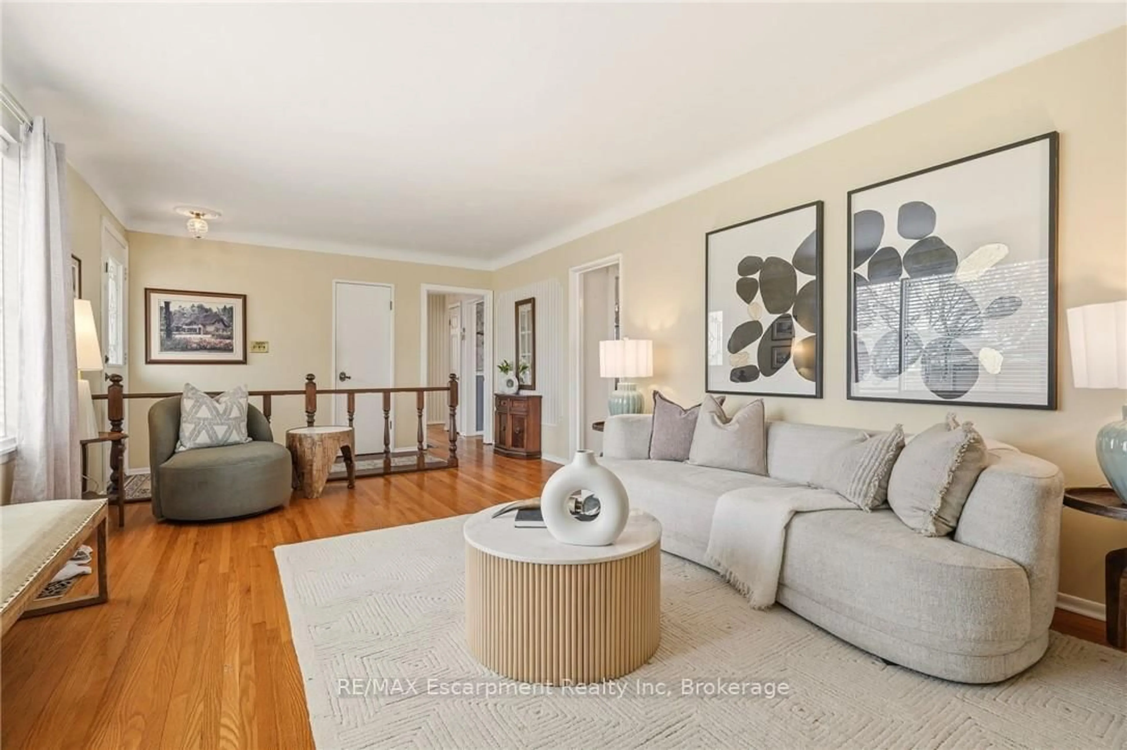 Living room with furniture, wood/laminate floor for 252 Hammersmith Crt, Burlington Ontario L7L 4N7