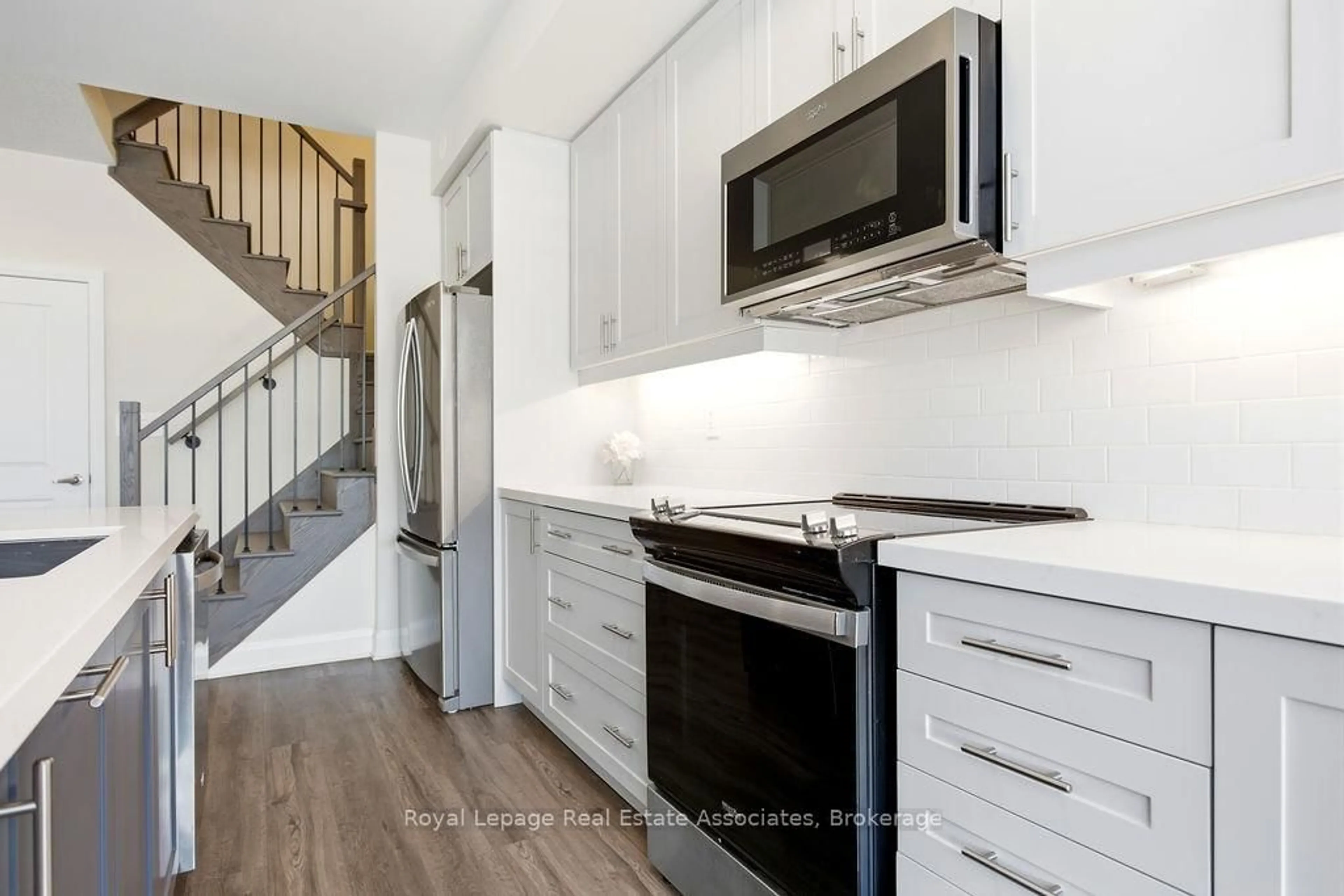 Open concept kitchen, wood/laminate floor for 228 Vellwood Common, Oakville Ontario L6L 0E8