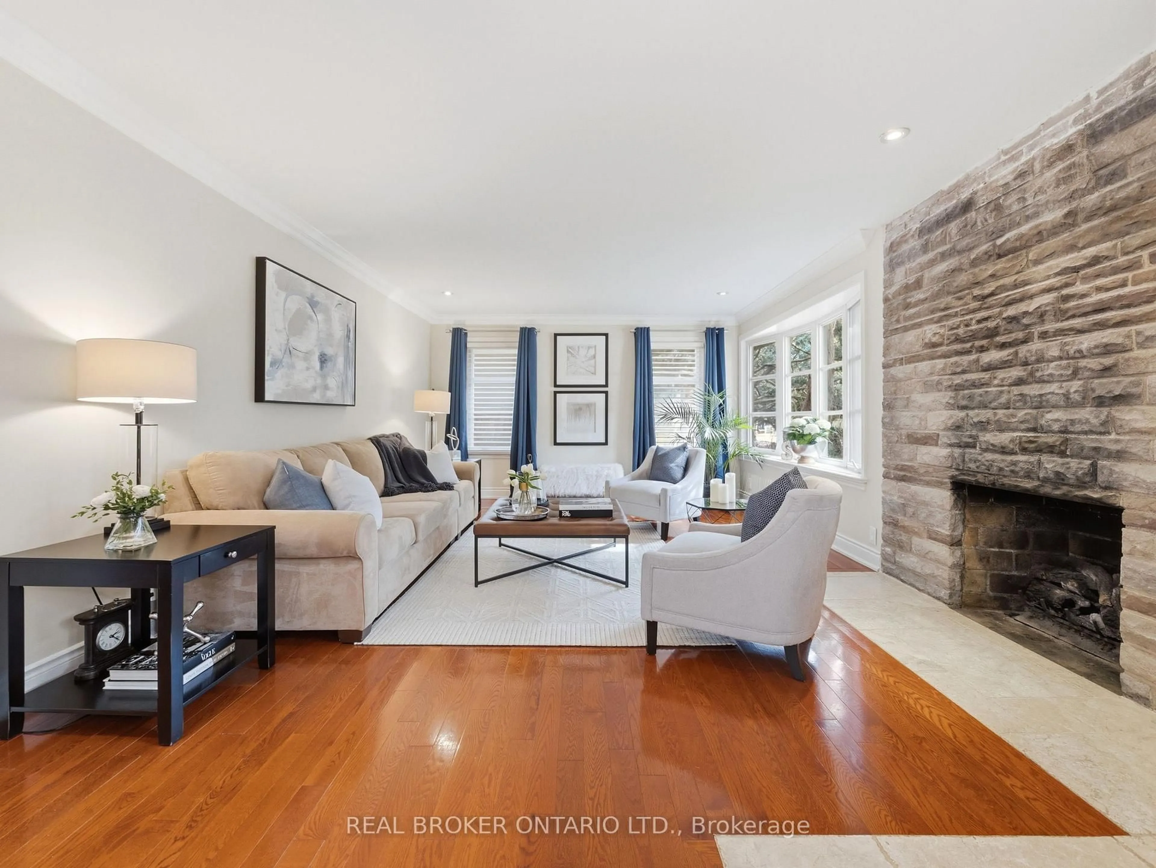 Living room with furniture, unknown for 929 Parkland Ave, Mississauga Ontario L5H 3G9