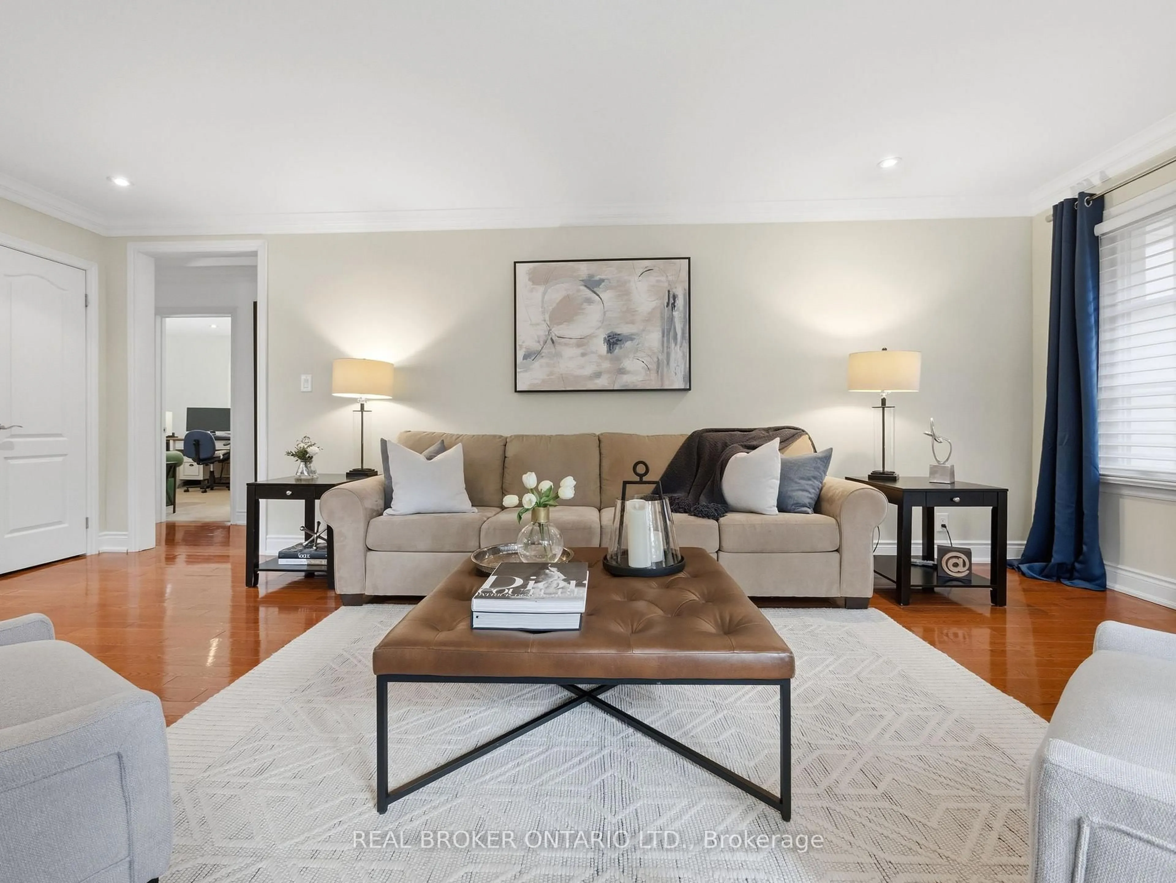 Living room with furniture, unknown for 929 Parkland Ave, Mississauga Ontario L5H 3G9