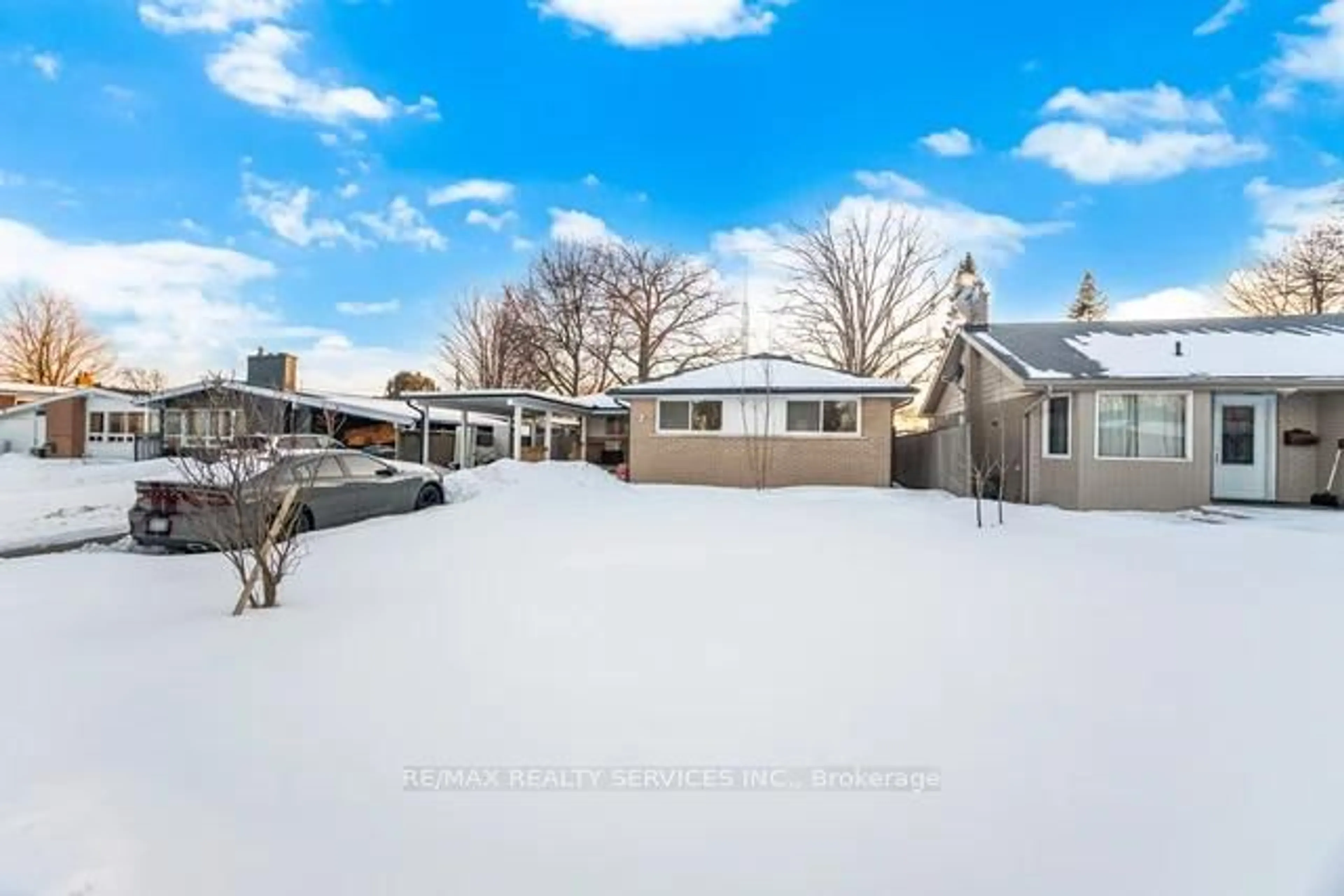 A pic from outside/outdoor area/front of a property/back of a property/a pic from drone, street for 15 Langwith Crt, Brampton Ontario L6Y 1Z9