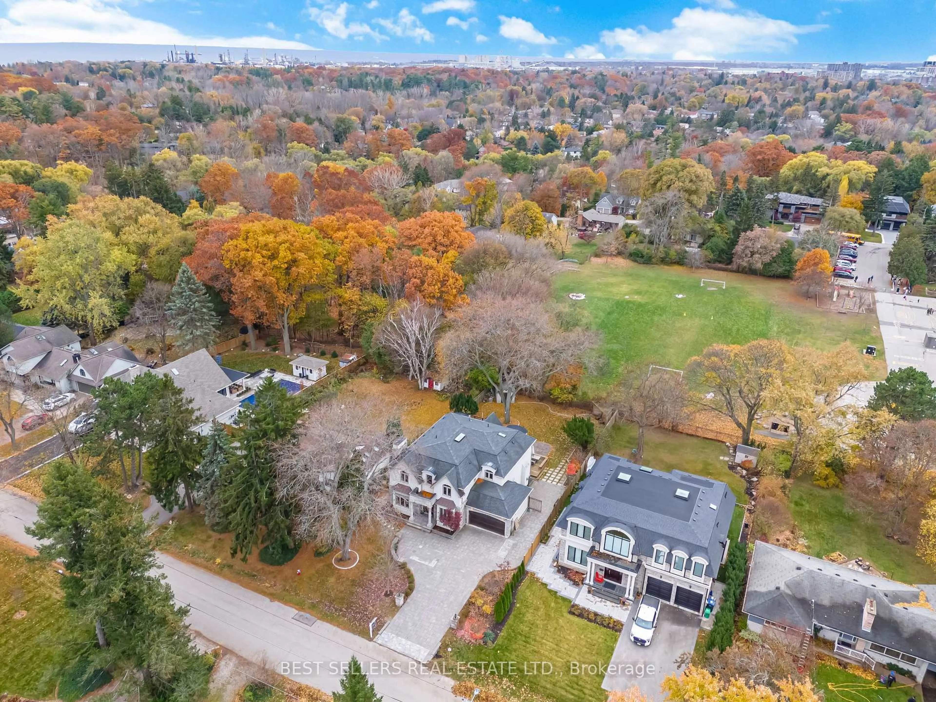 A pic from outside/outdoor area/front of a property/back of a property/a pic from drone, street for 898 Parkland Ave Ave, Mississauga Ontario L5H 3H1
