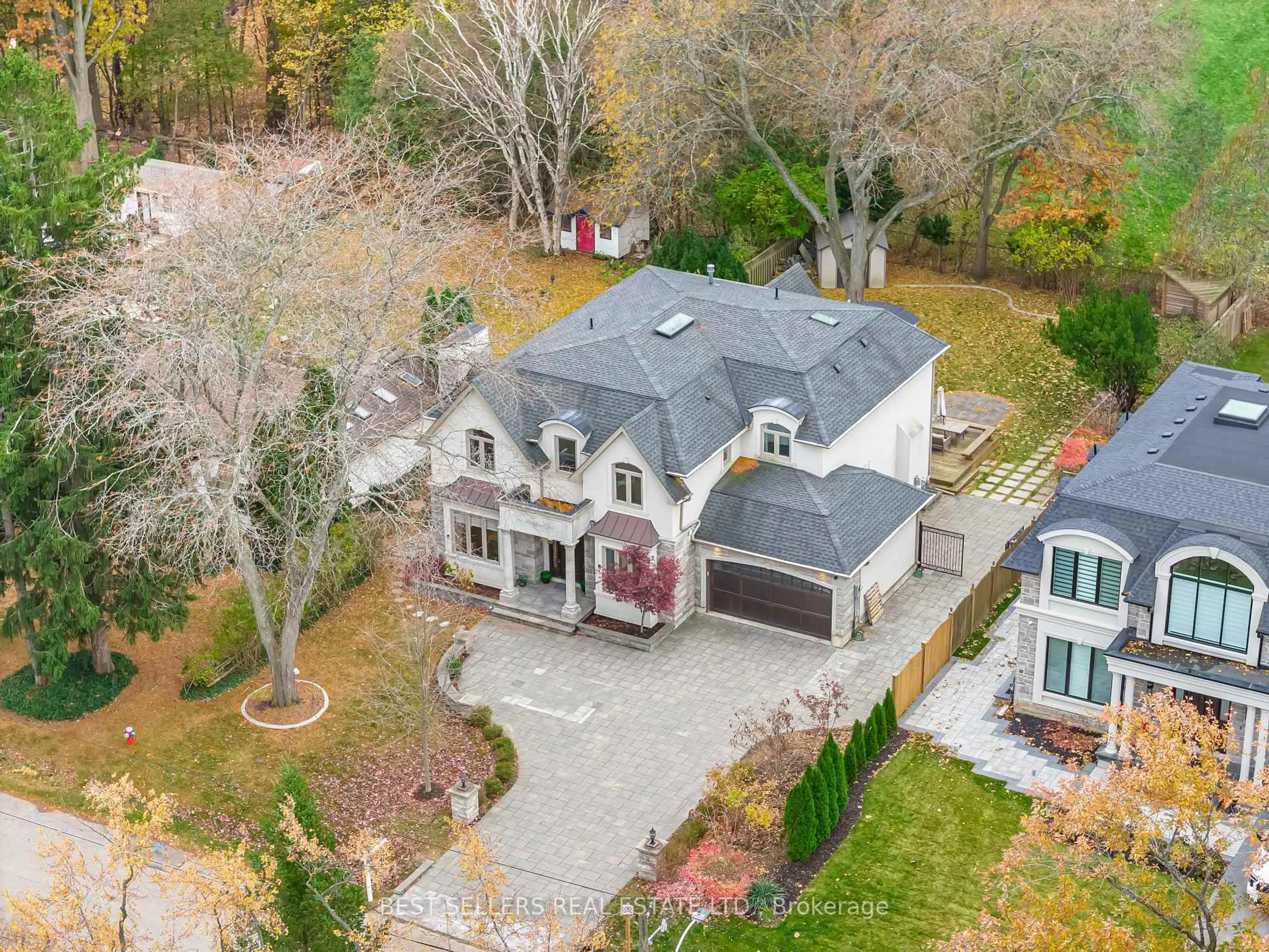 A pic from outside/outdoor area/front of a property/back of a property/a pic from drone, unknown for 898 Parkland Ave Ave, Mississauga Ontario L5H 3H1