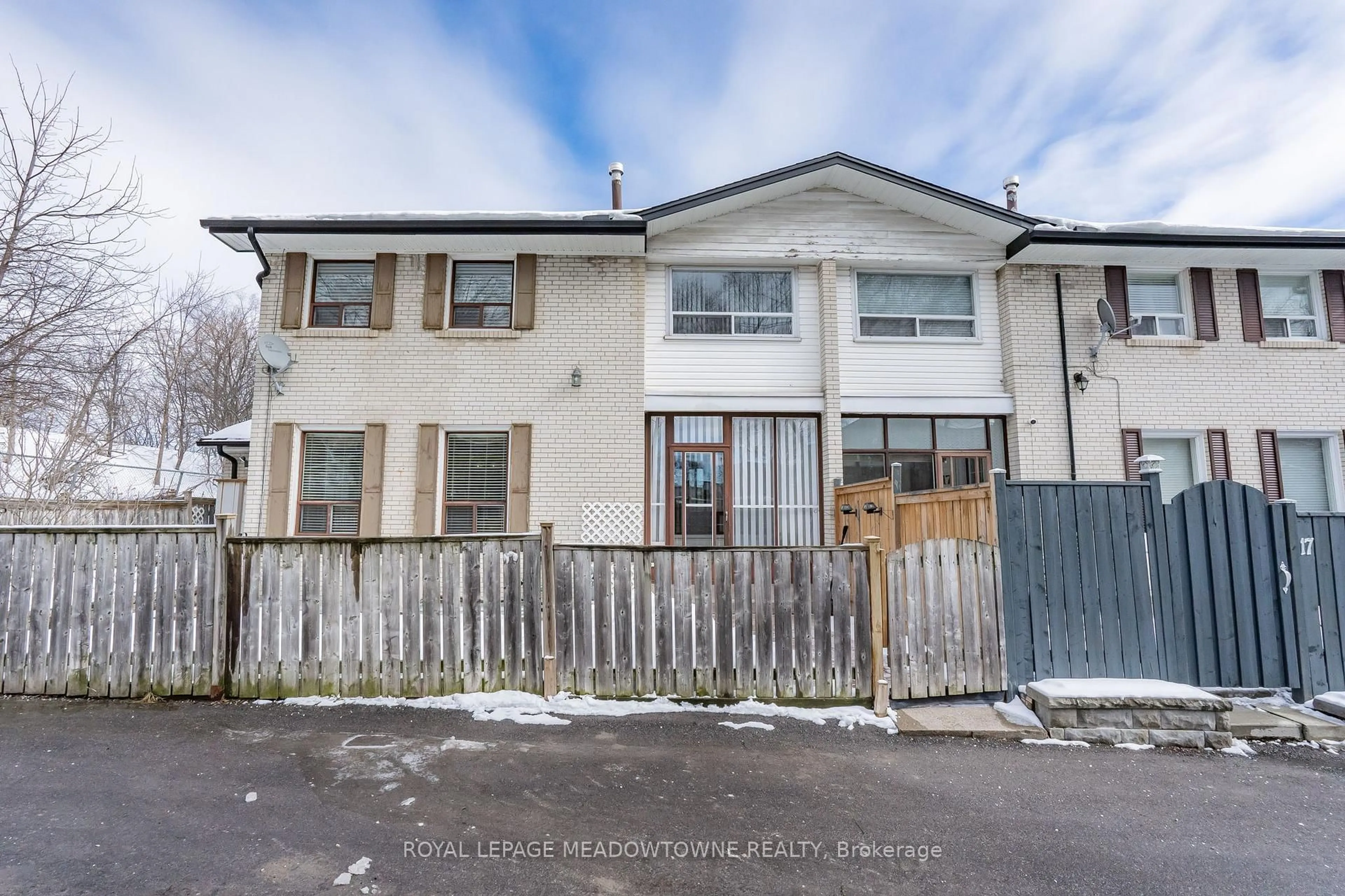 A pic from outside/outdoor area/front of a property/back of a property/a pic from drone, street for 61 Ardglen Dr #19, Brampton Ontario L6W 1V1