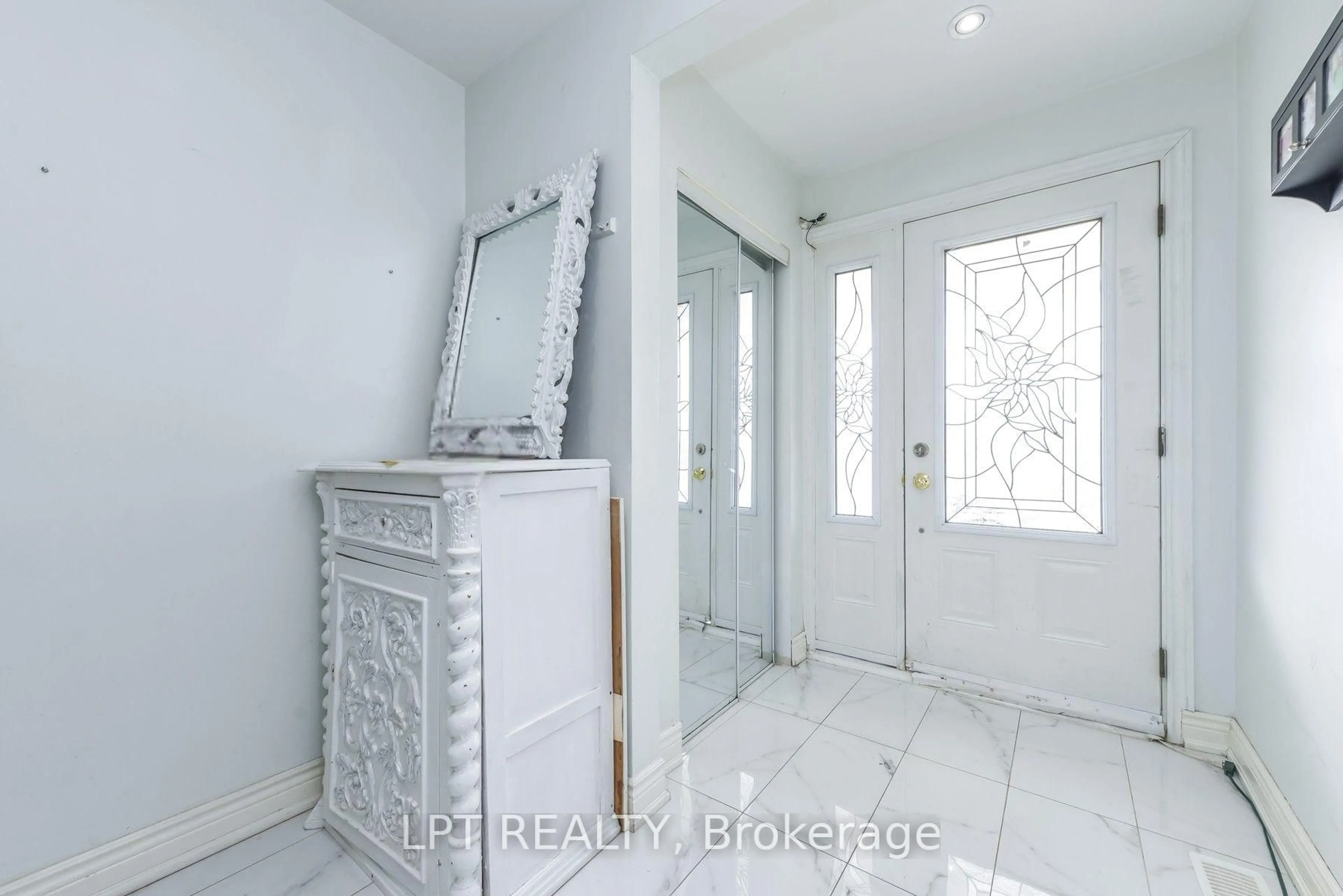 Indoor entryway for 7101 Codlin Ave, Mississauga Ontario L4T 2M3