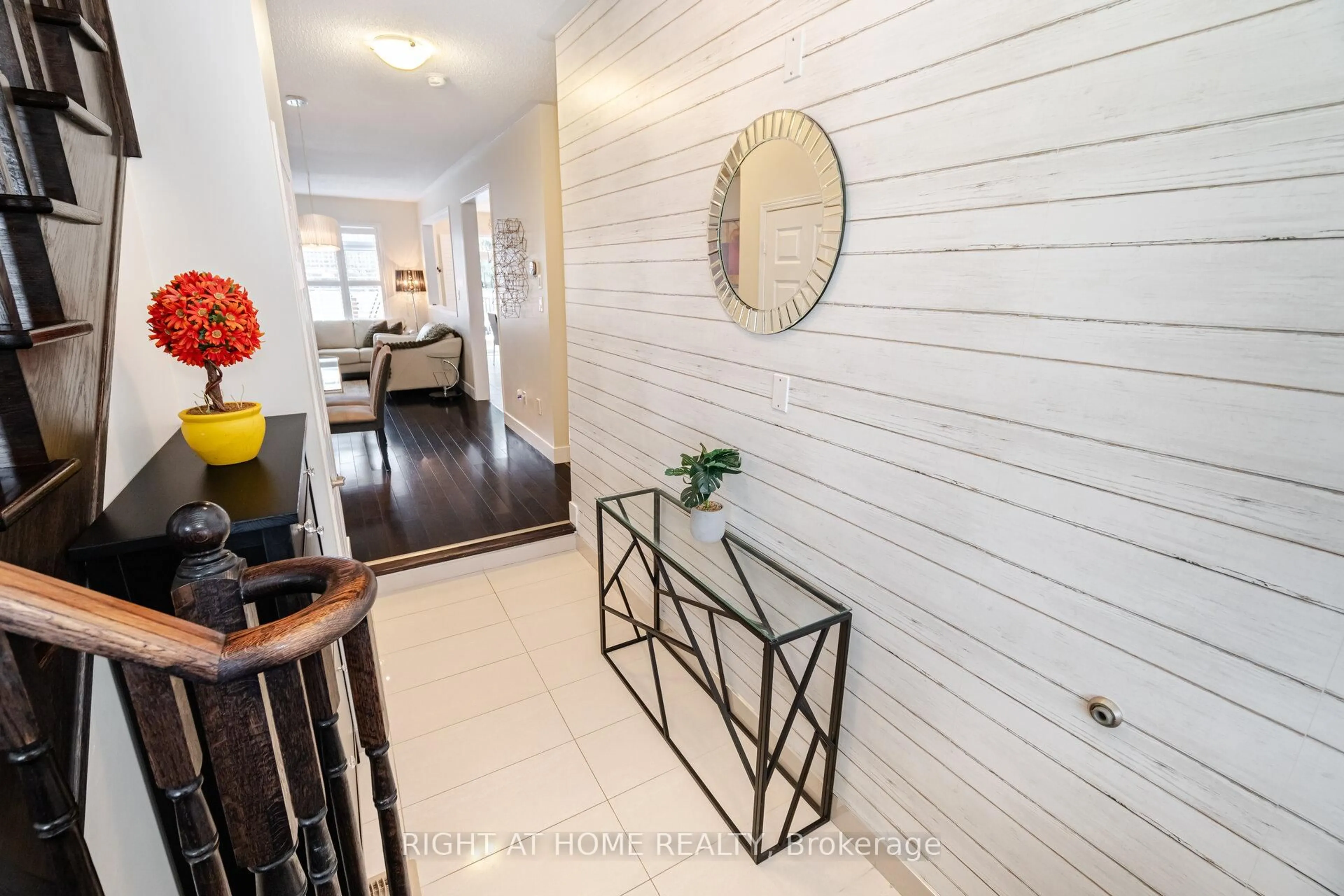 Indoor entryway for 14 Duffel Cres, Halton Hills Ontario L7G 0H7