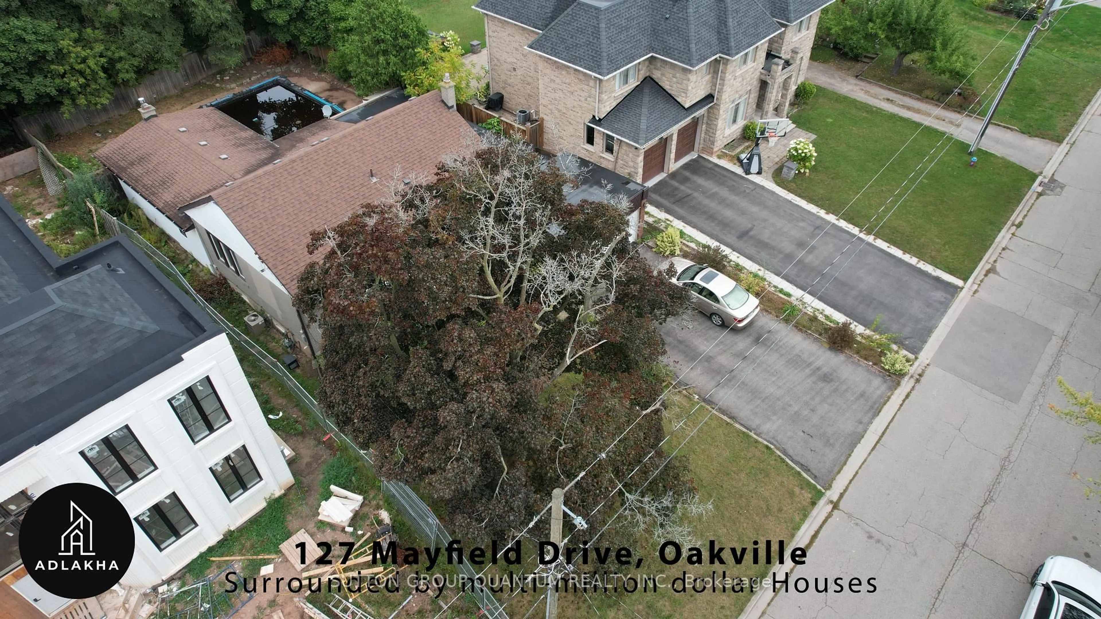 A pic from outside/outdoor area/front of a property/back of a property/a pic from drone, street for 127 Mayfield Dr, Oakville Ontario L6H 1K6