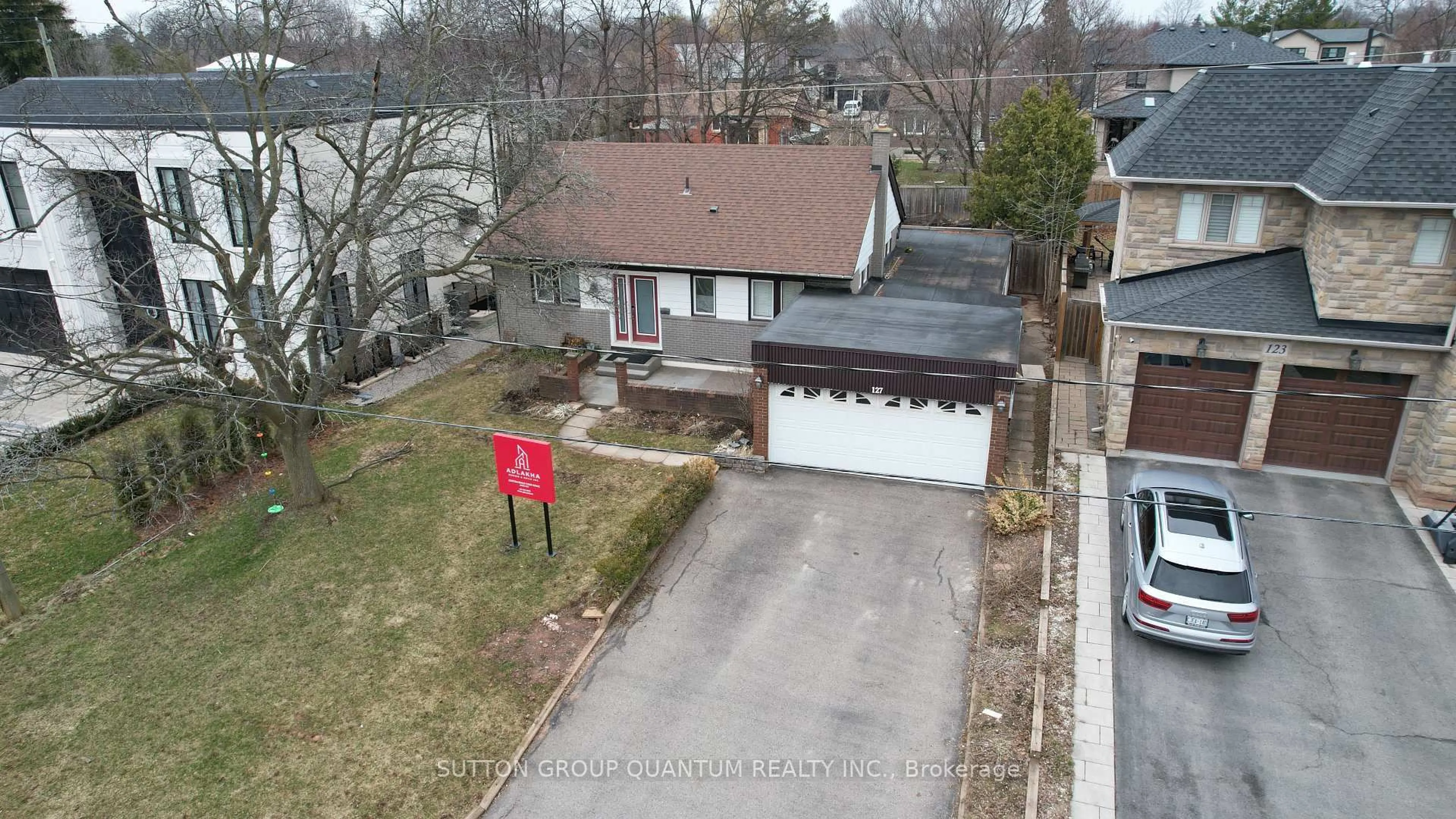 A pic from outside/outdoor area/front of a property/back of a property/a pic from drone, street for 127 Mayfield Dr, Oakville Ontario L6H 1K6