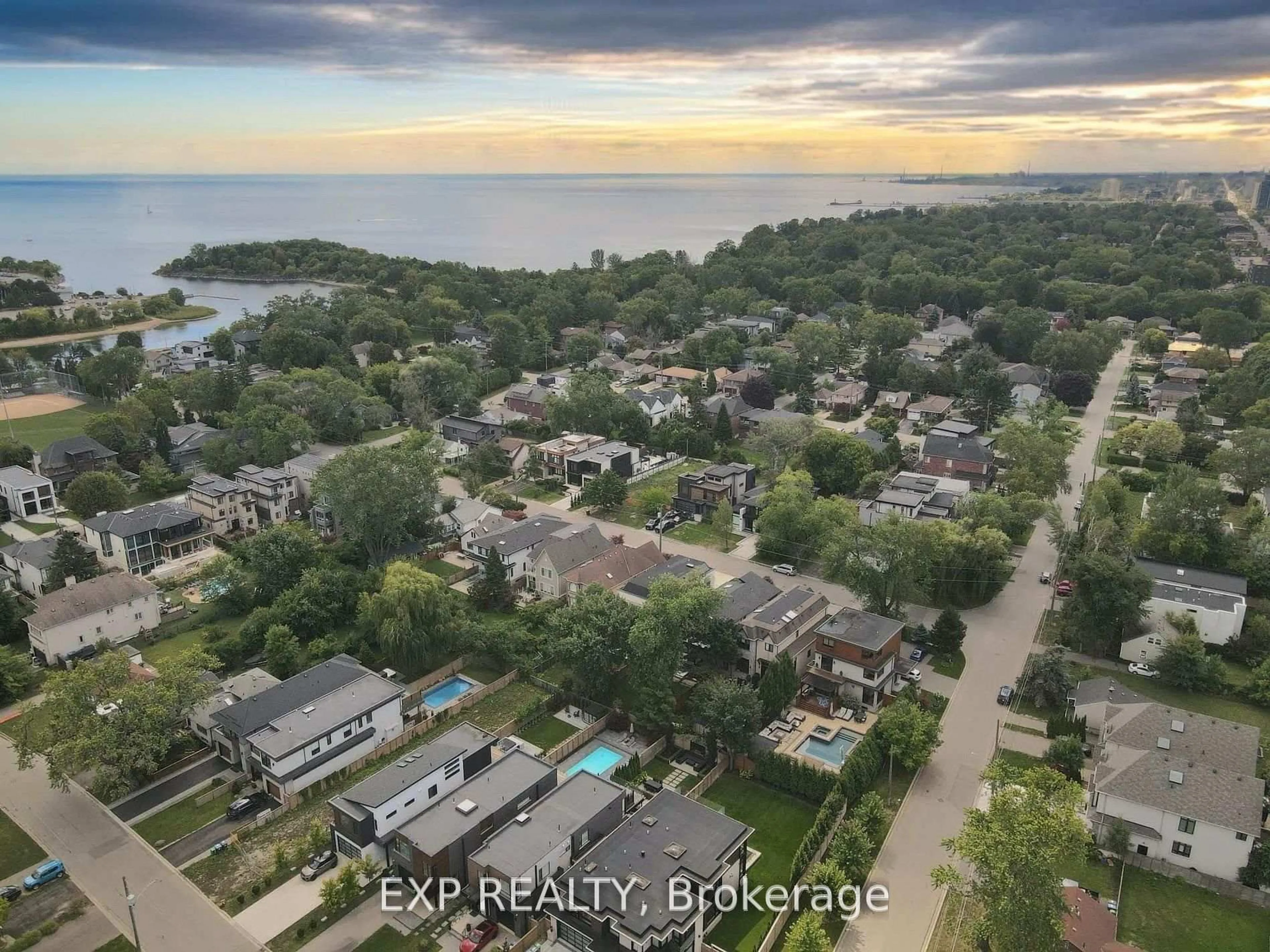 A pic from outside/outdoor area/front of a property/back of a property/a pic from drone, water/lake/river/ocean view for 768 Montbeck Cres, Mississauga Ontario L5G 1P3