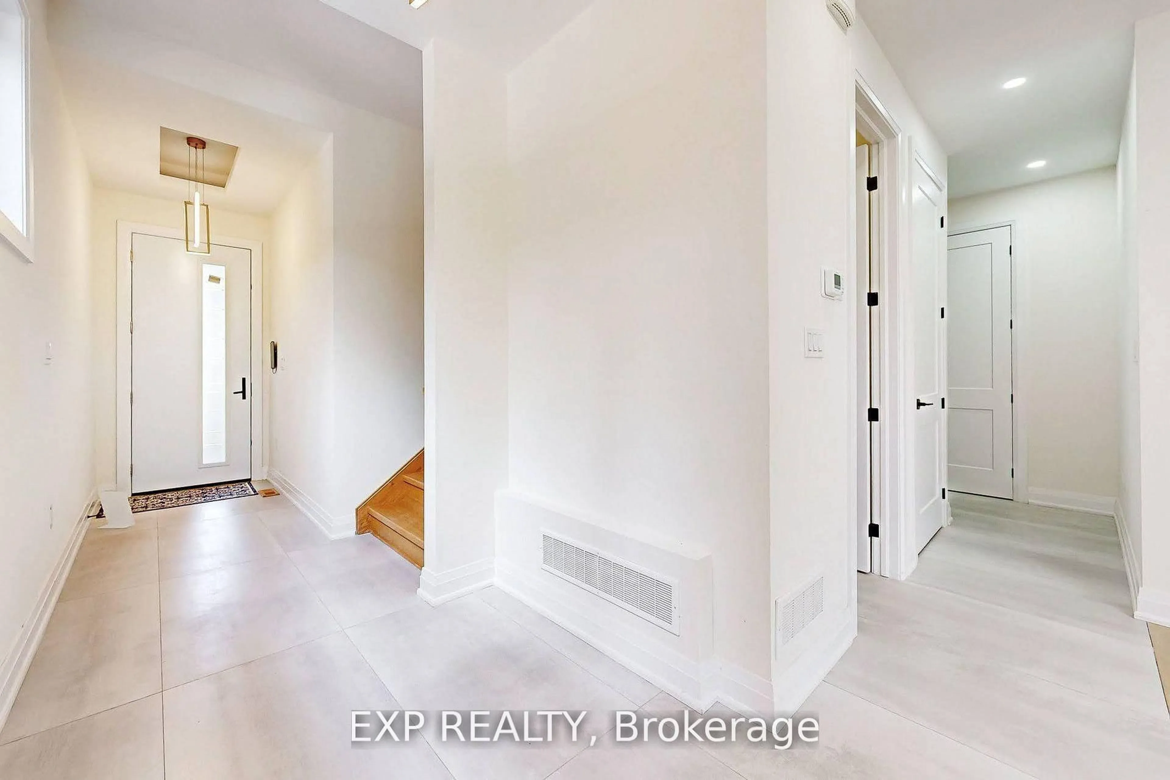 Indoor entryway for 768 Montbeck Cres, Mississauga Ontario L5G 1P3