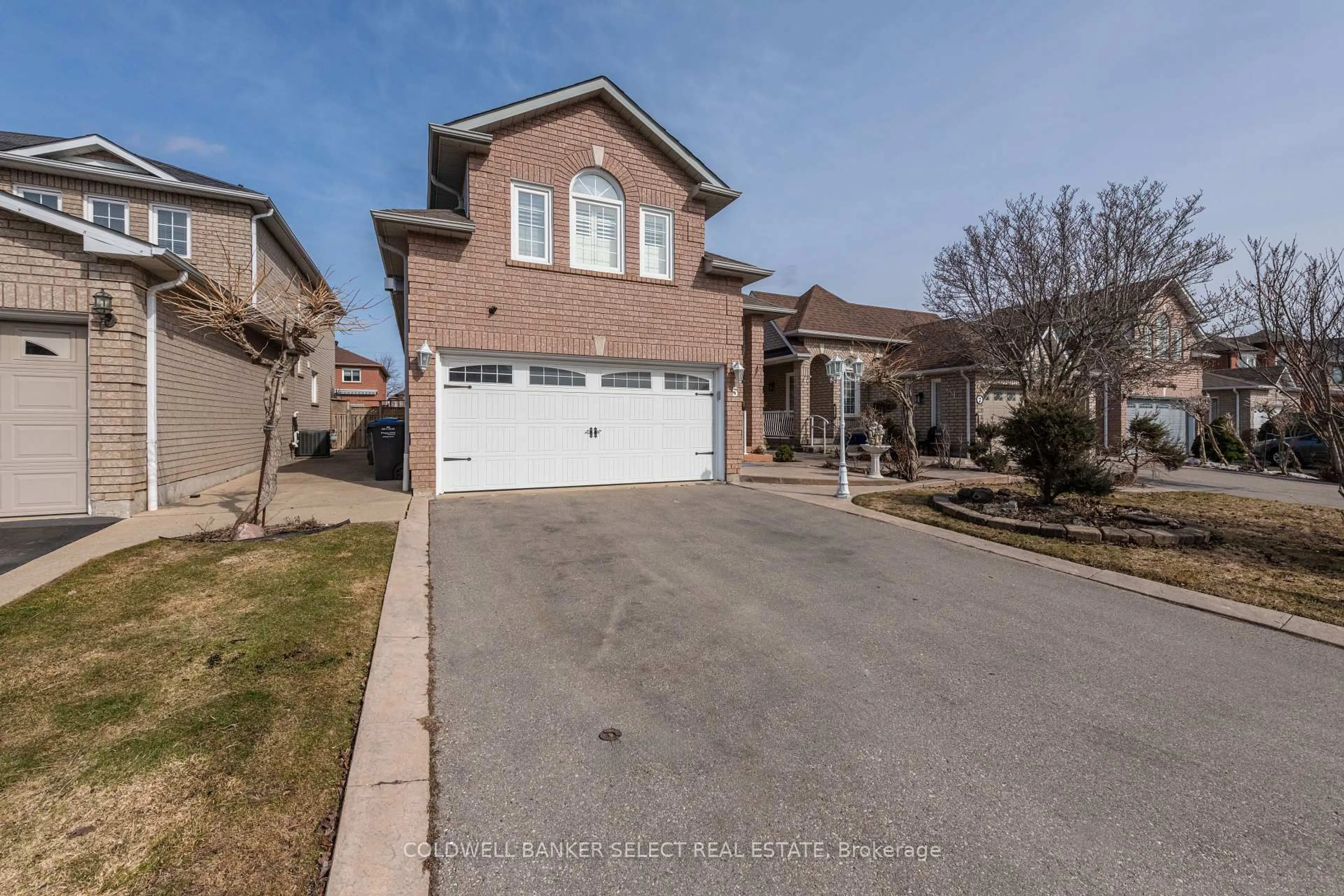 A pic from outside/outdoor area/front of a property/back of a property/a pic from drone, street for 5 Rustic Way, Caledon Ontario L7E 2G1