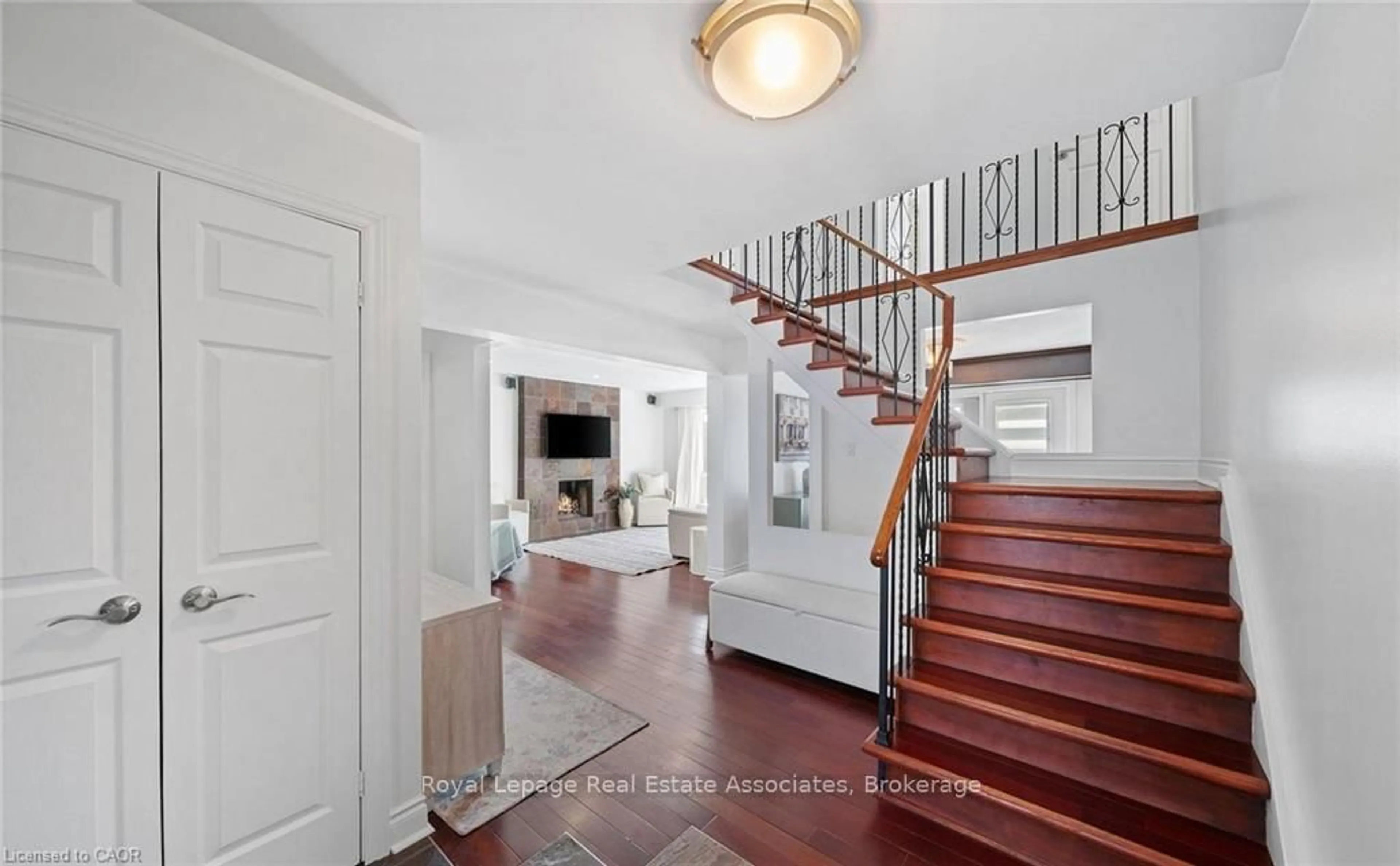 Indoor entryway for 1550 Woodeden Dr, Mississauga Ontario L5H 2V3