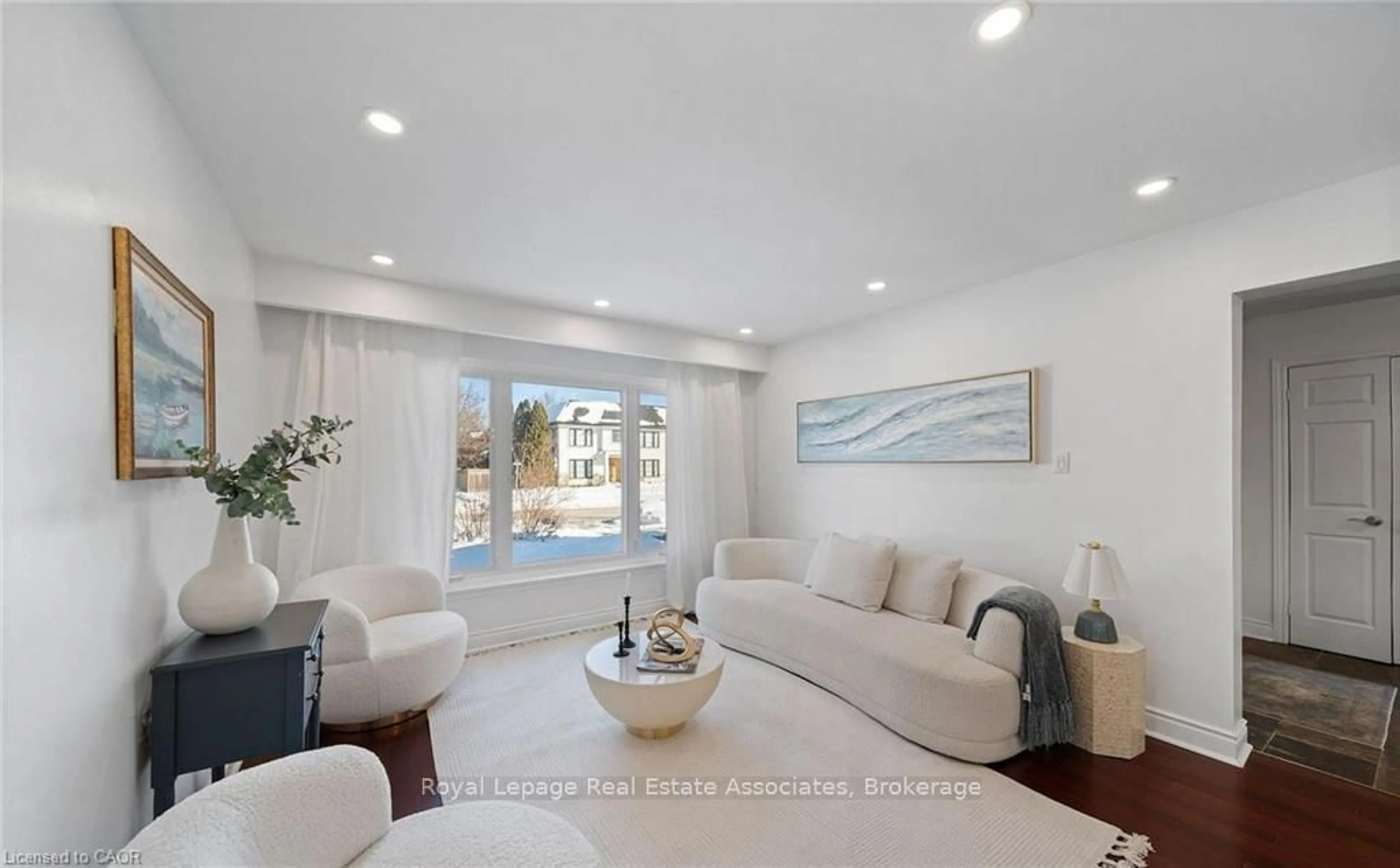 Living room with furniture, ceramic/tile floor for 1550 Woodeden Dr, Mississauga Ontario L5H 2V3