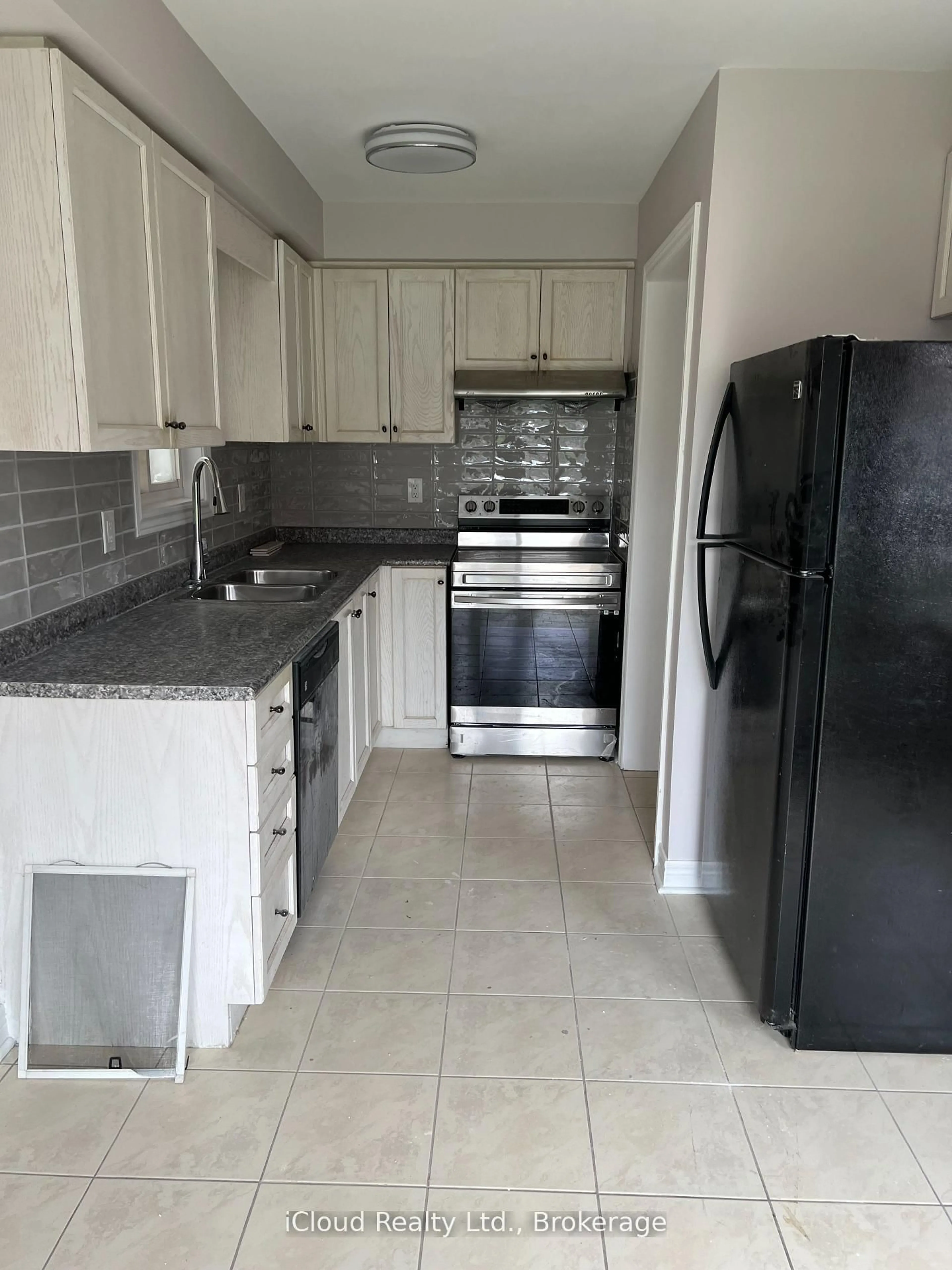 Standard kitchen, ceramic/tile floor for 3956 Manatee Way, Mississauga Ontario L5M 6P5