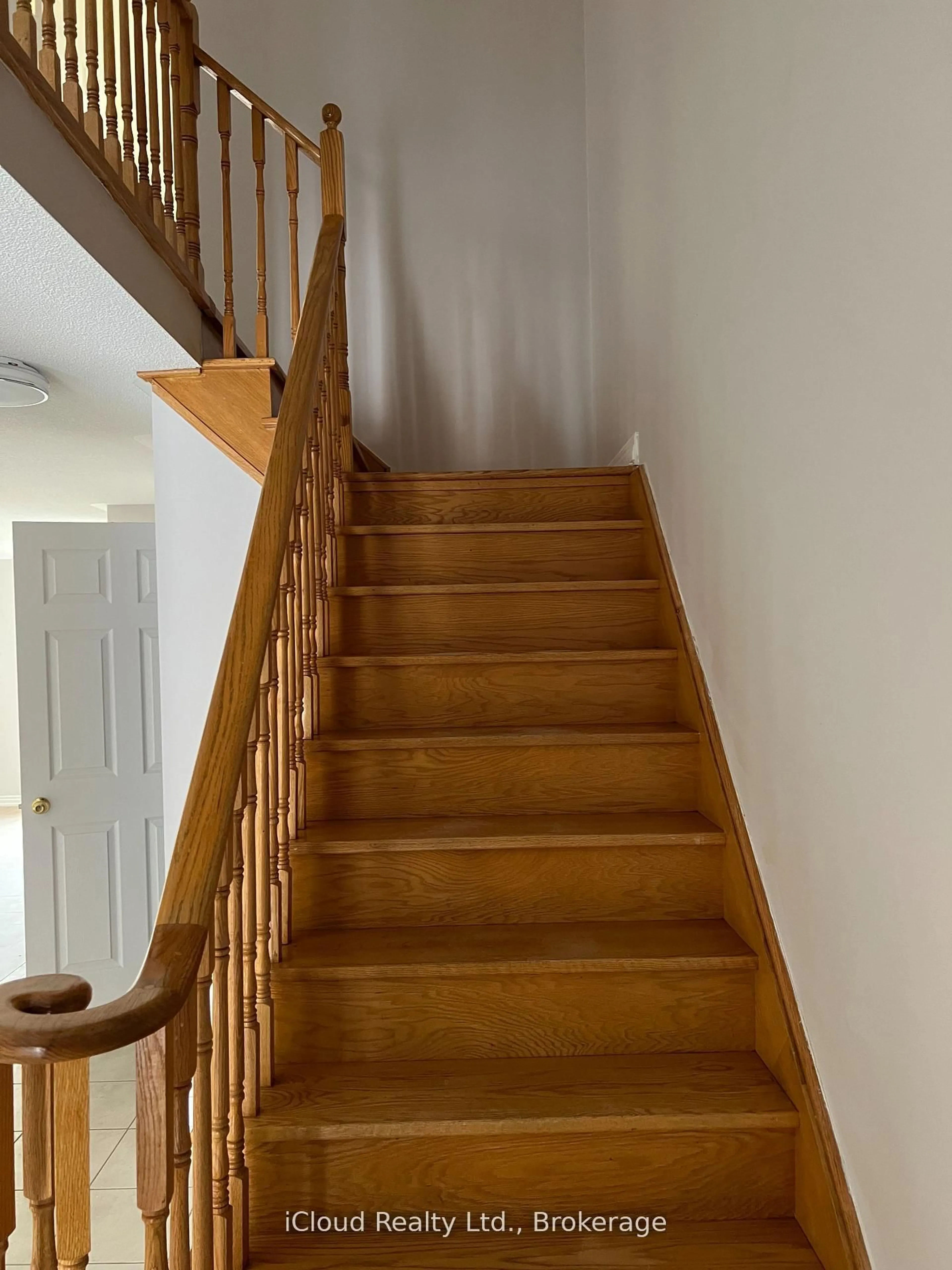 Stairs for 3956 Manatee Way, Mississauga Ontario L5M 6P5