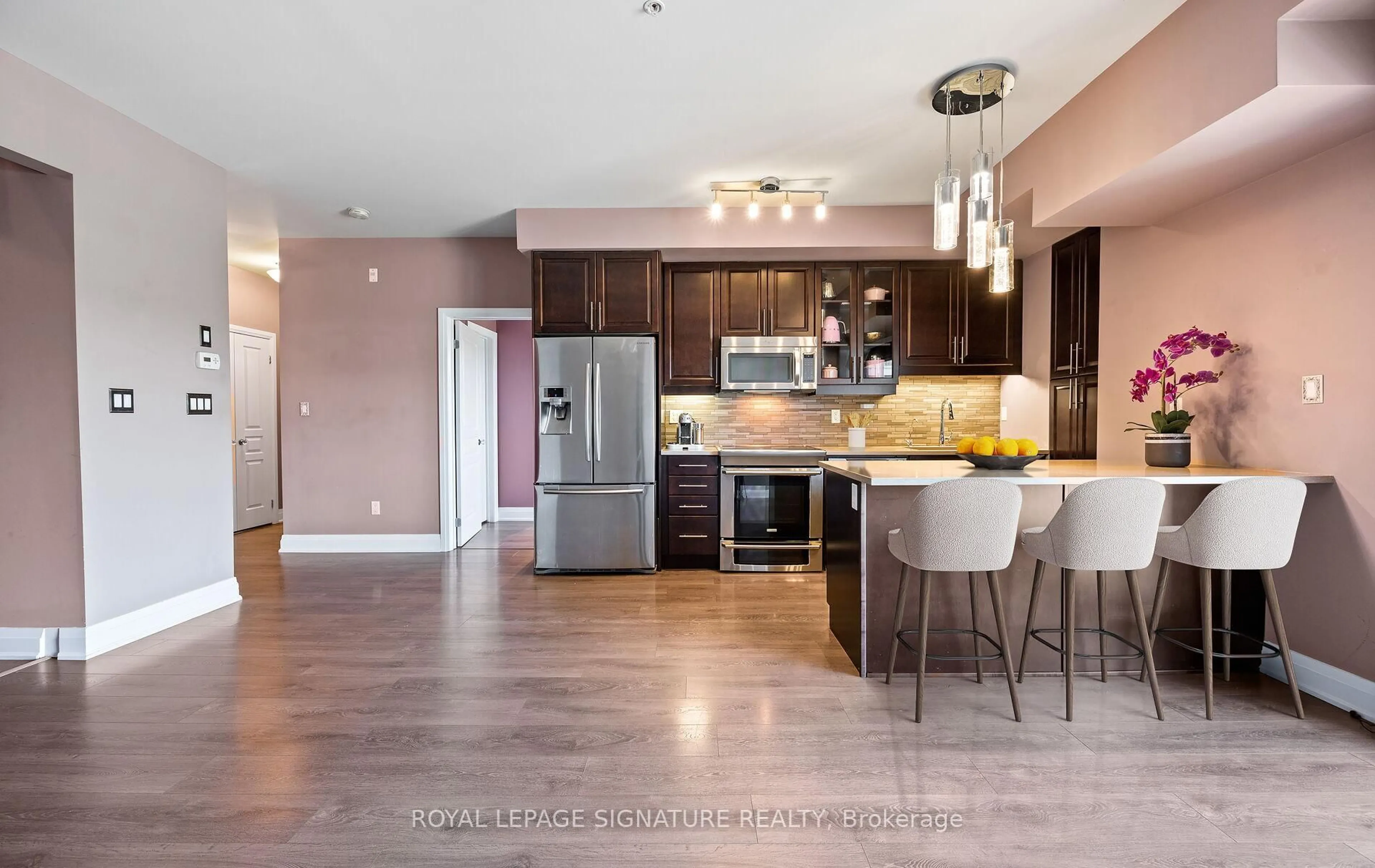 Open concept kitchen, wood/laminate floor for 128 Garden Dr #413, Oakville Ontario L6K 0H7