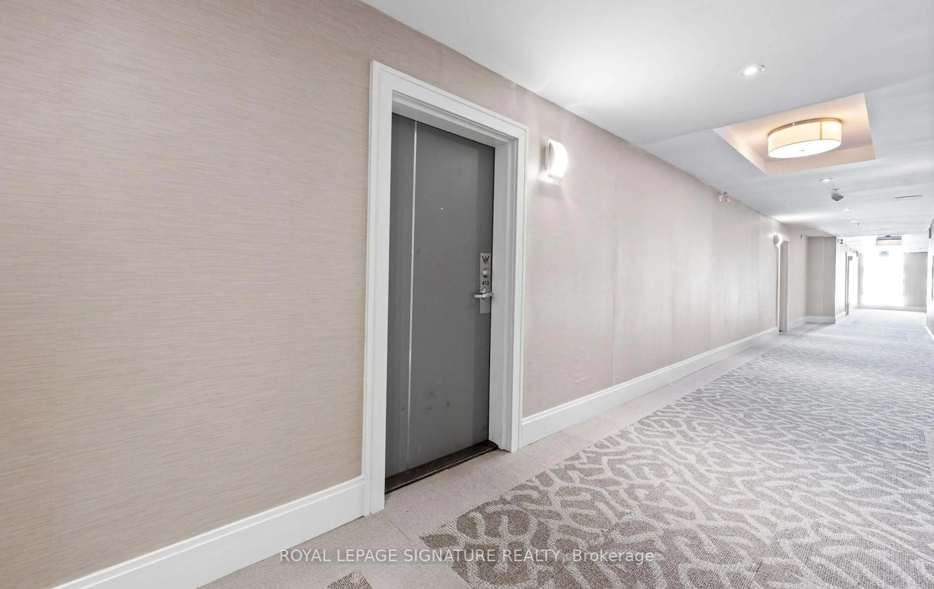 Indoor foyer for 128 Garden Dr #413, Oakville Ontario L6K 0H7