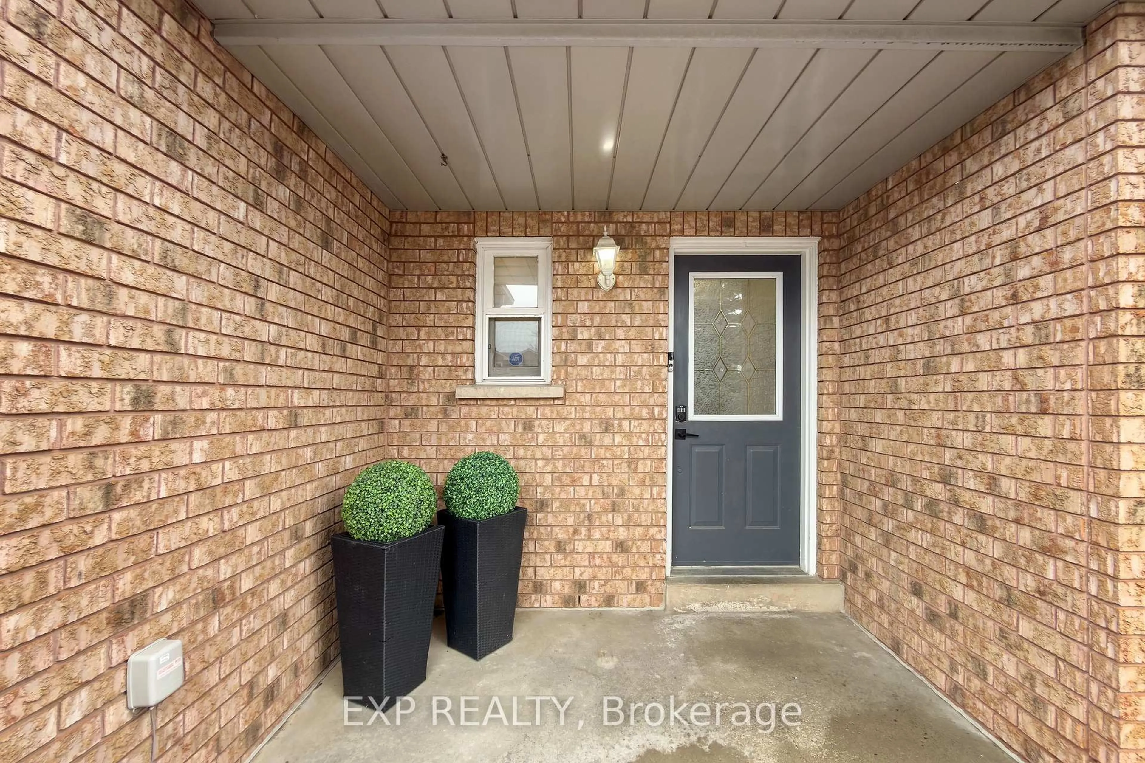 Indoor entryway for 760 Ashprior Ave, Mississauga Ontario L5R 3P1