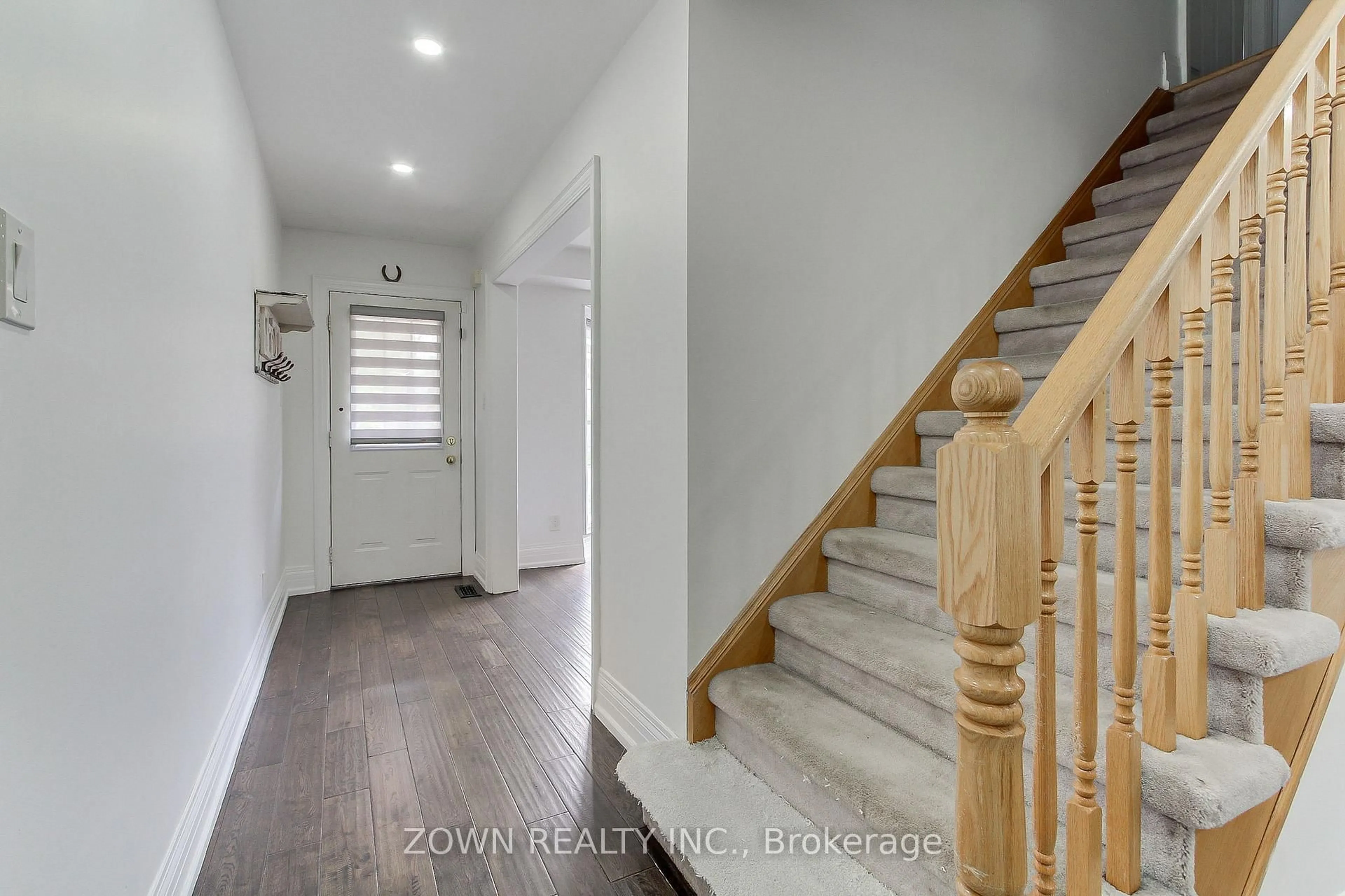 Indoor entryway for 2310 Grand Oak Tr, Oakville Ontario L6M 4X2