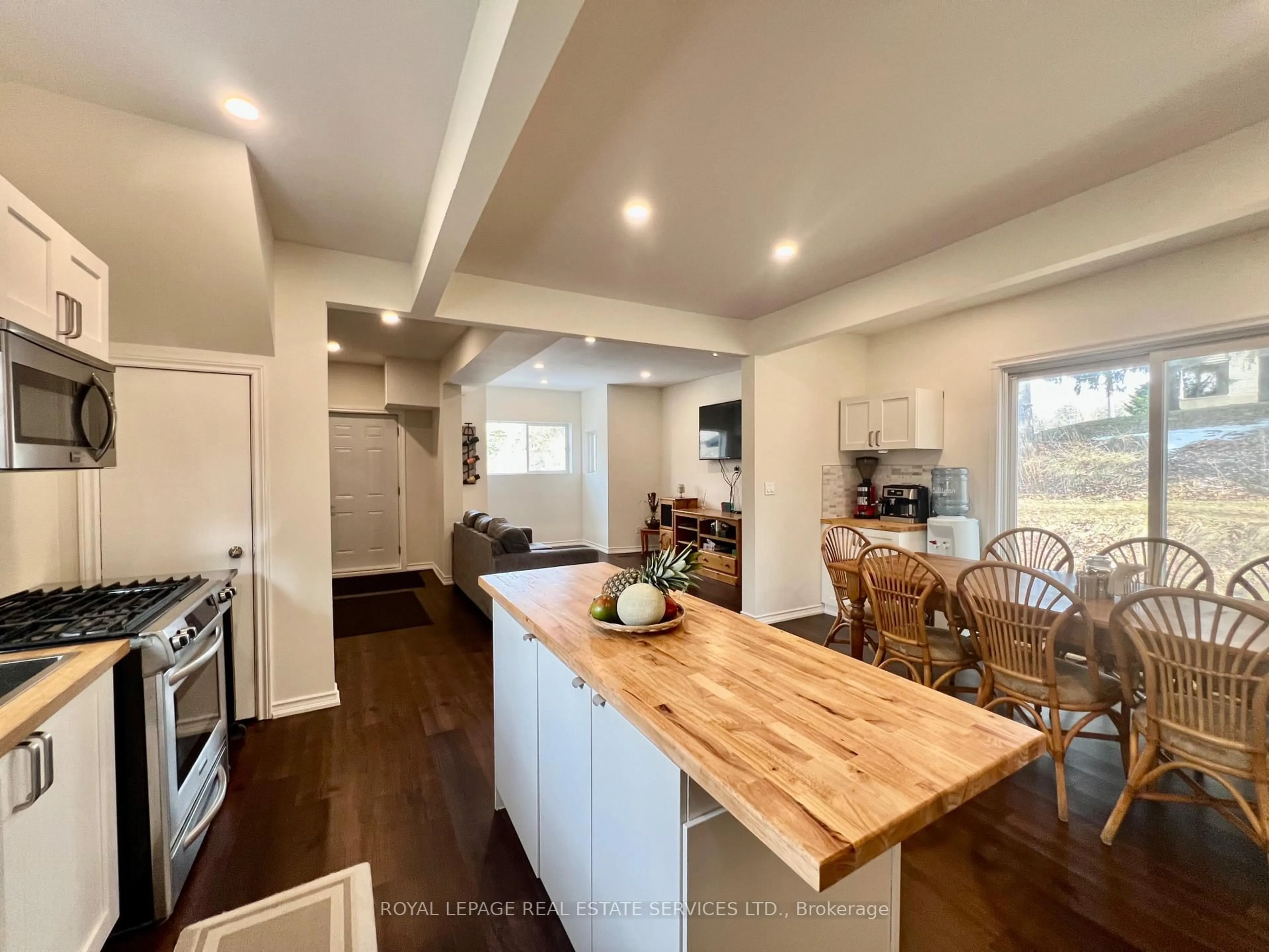 Open concept kitchen, unknown for 19772 Airport Rd, Caledon Ontario L7K 0A3