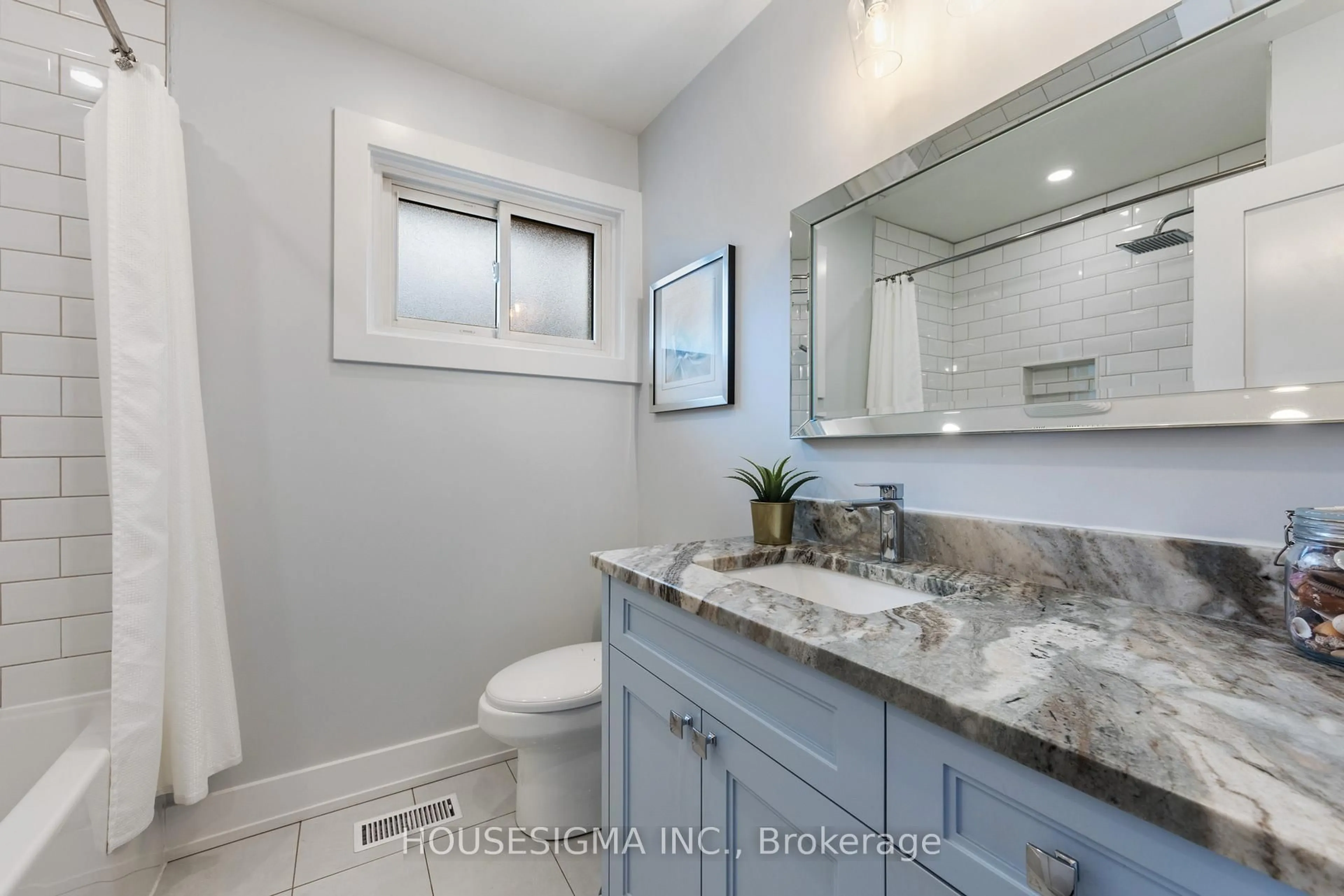 Standard bathroom, ceramic/tile floor for 11 Tynevale Dr, Toronto Ontario M9R 2B3